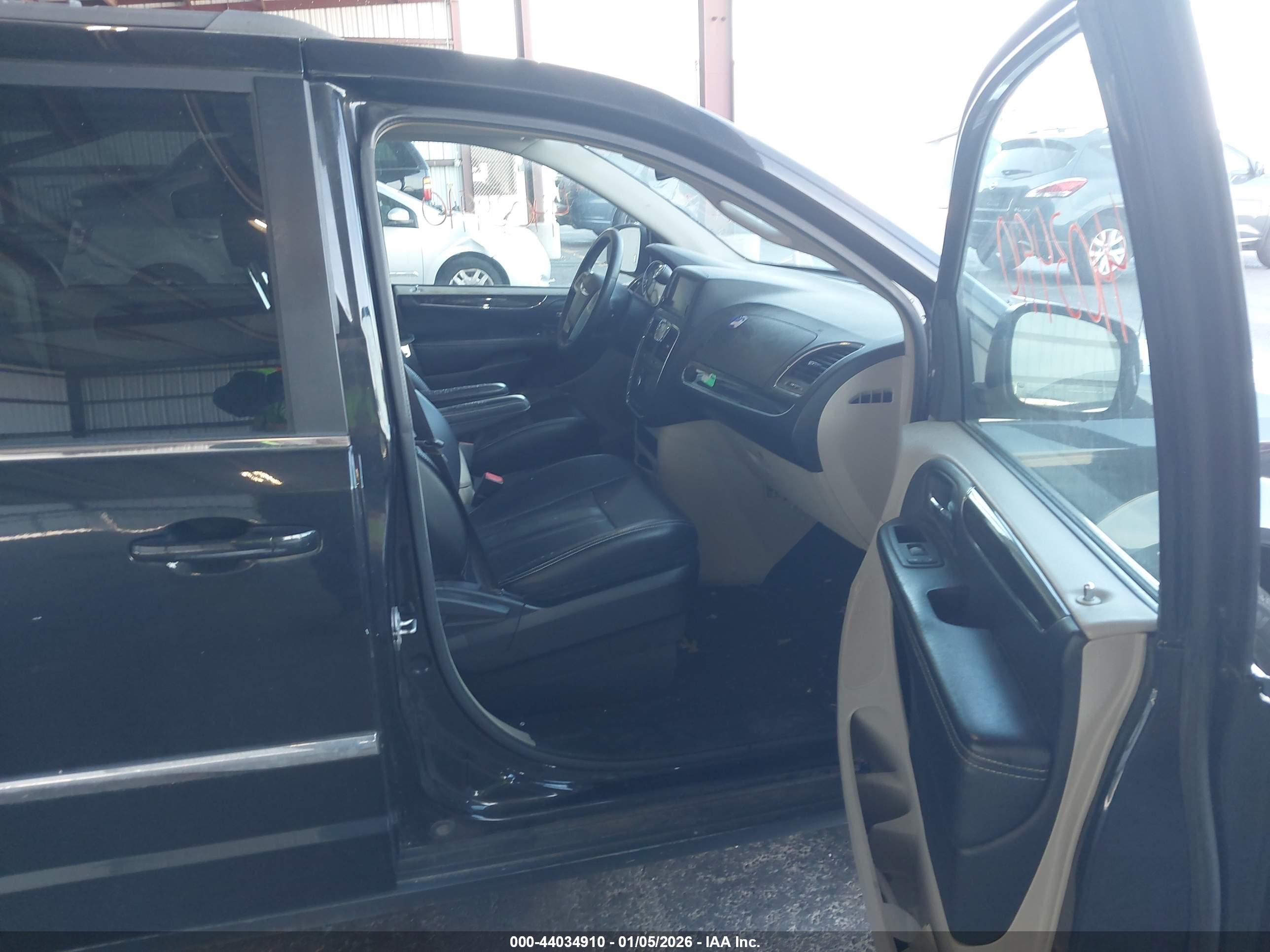CHRYSLER TOWN image 5