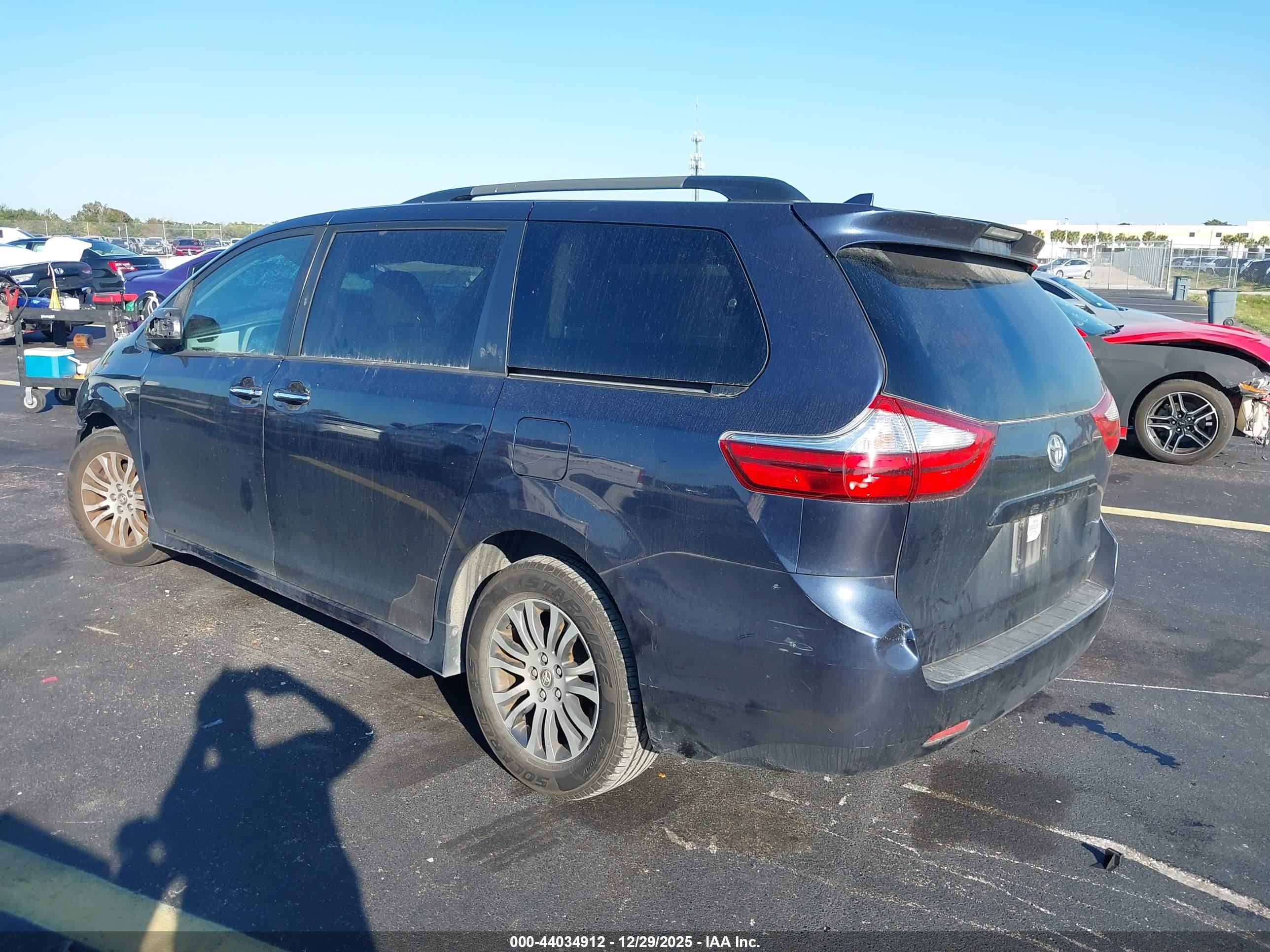 TOYOTA SIENNA image 3