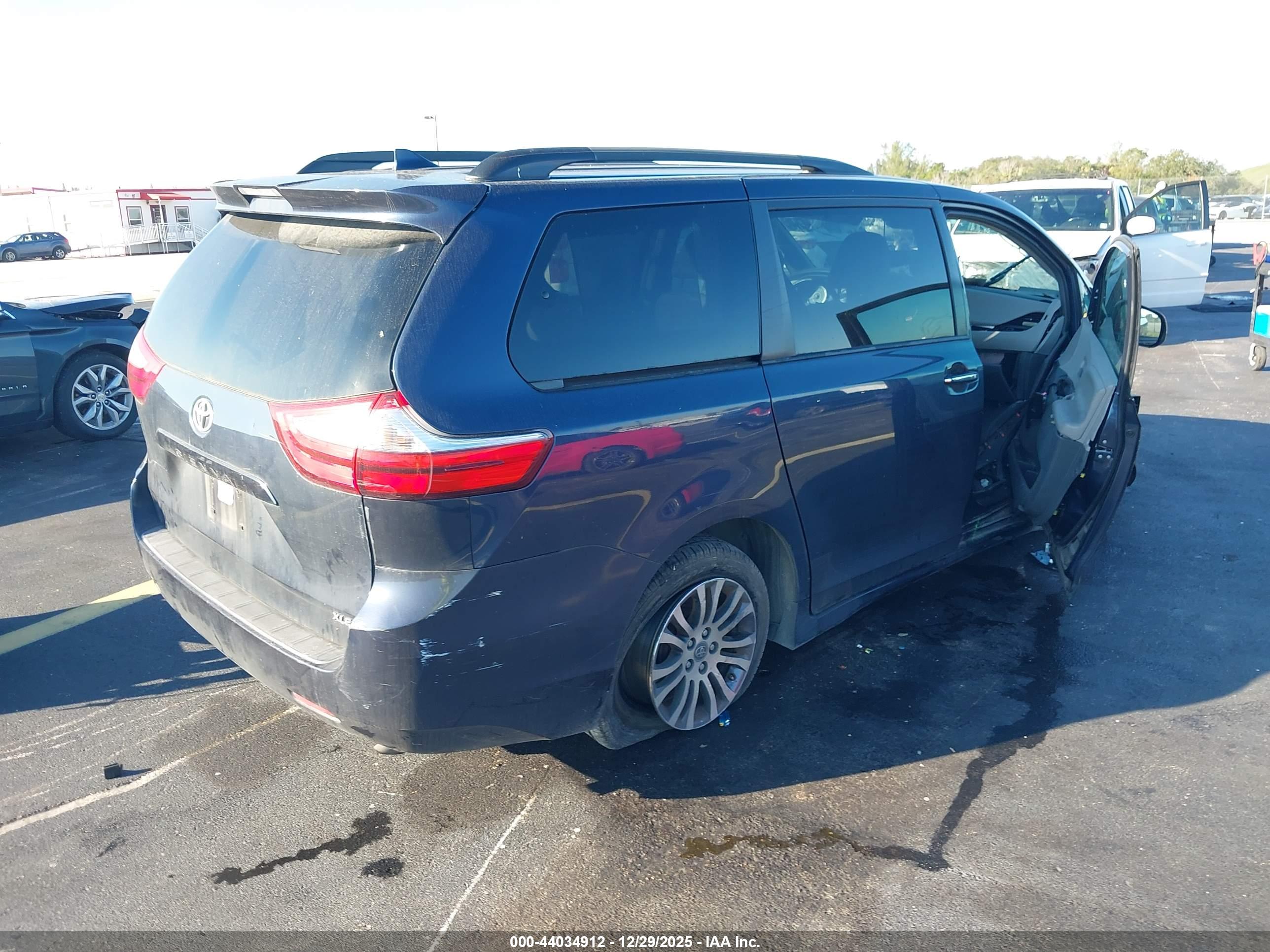 TOYOTA SIENNA image 4