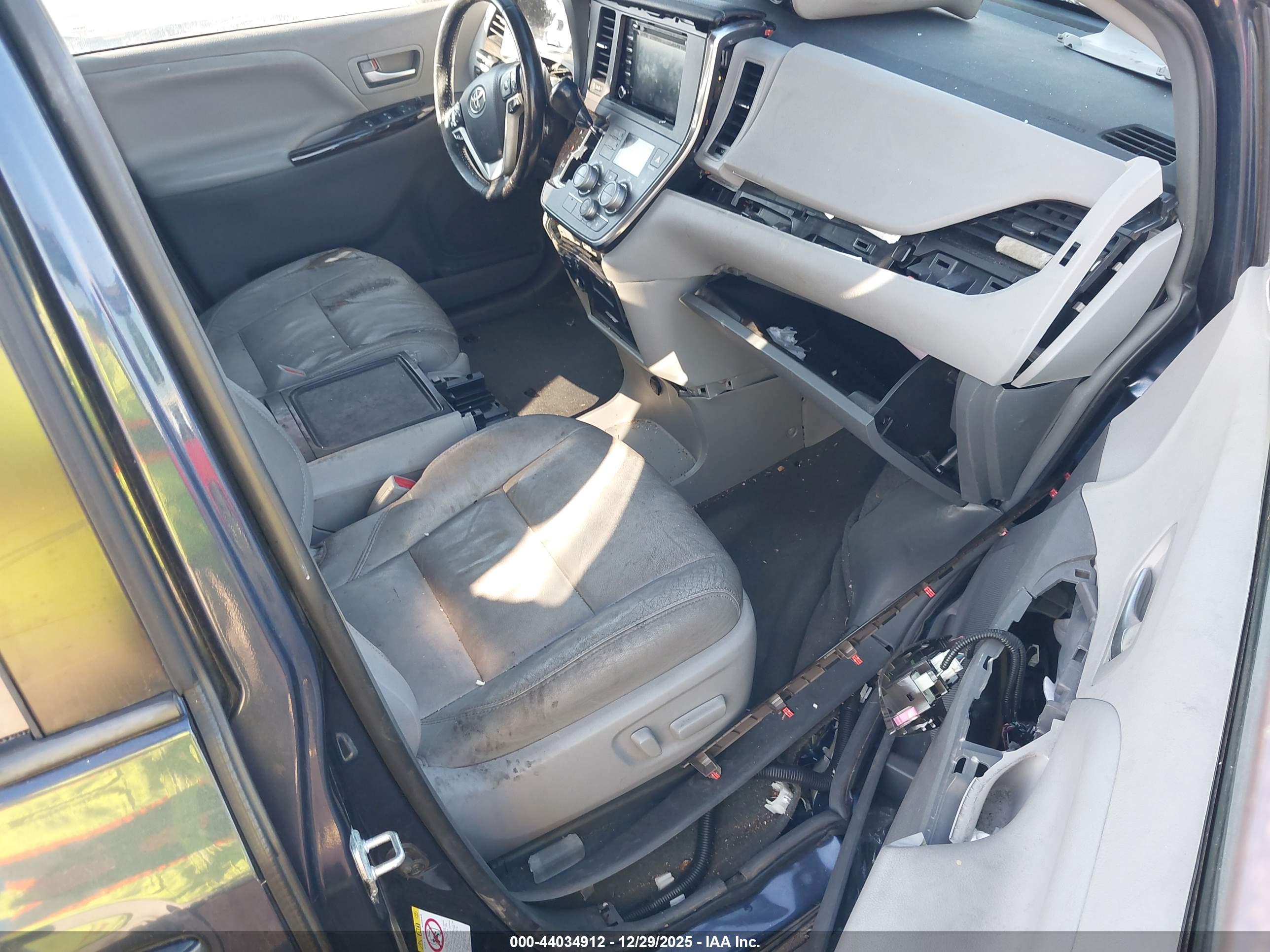 TOYOTA SIENNA image 5
