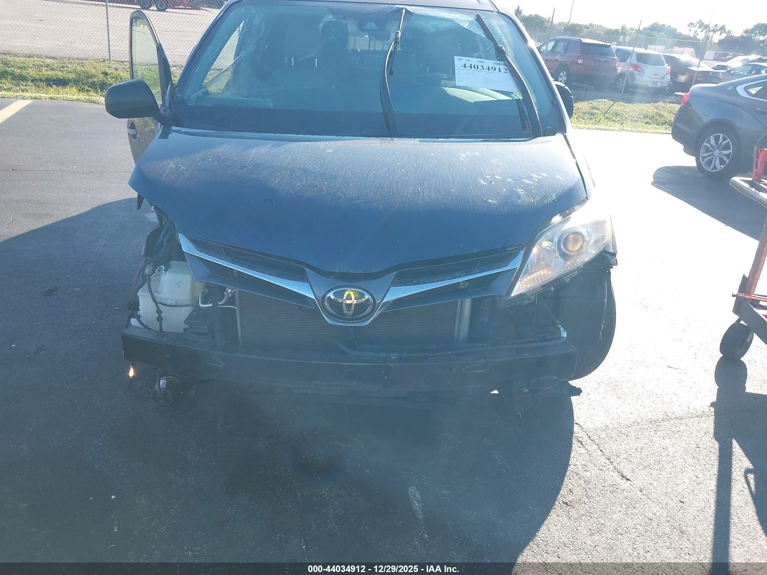 TOYOTA SIENNA image 6