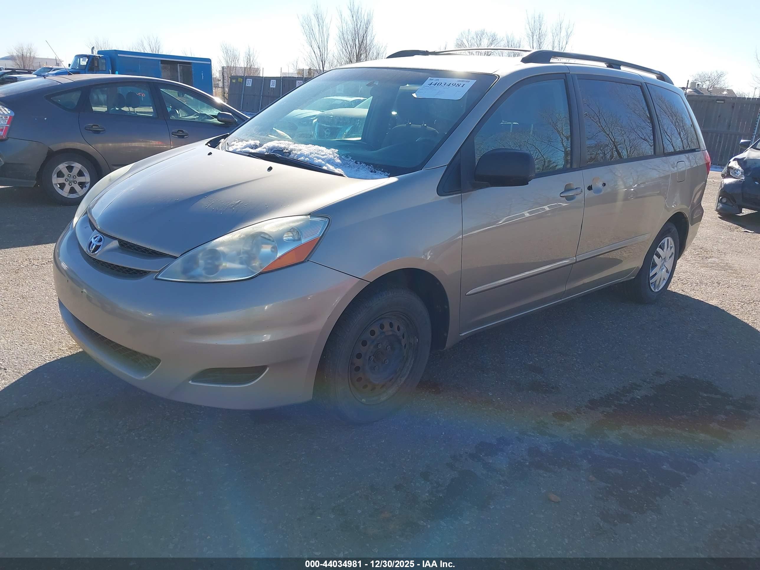 TOYOTA SIENNA image 2