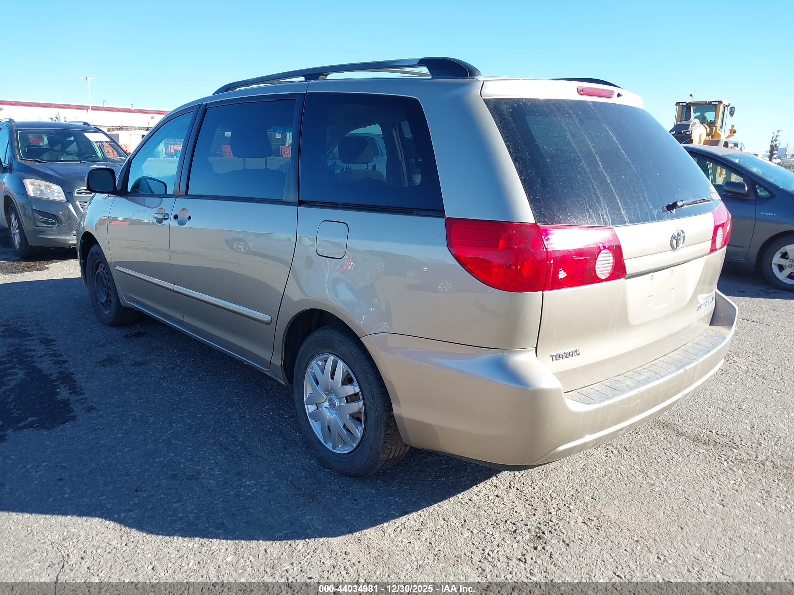 TOYOTA SIENNA image 3