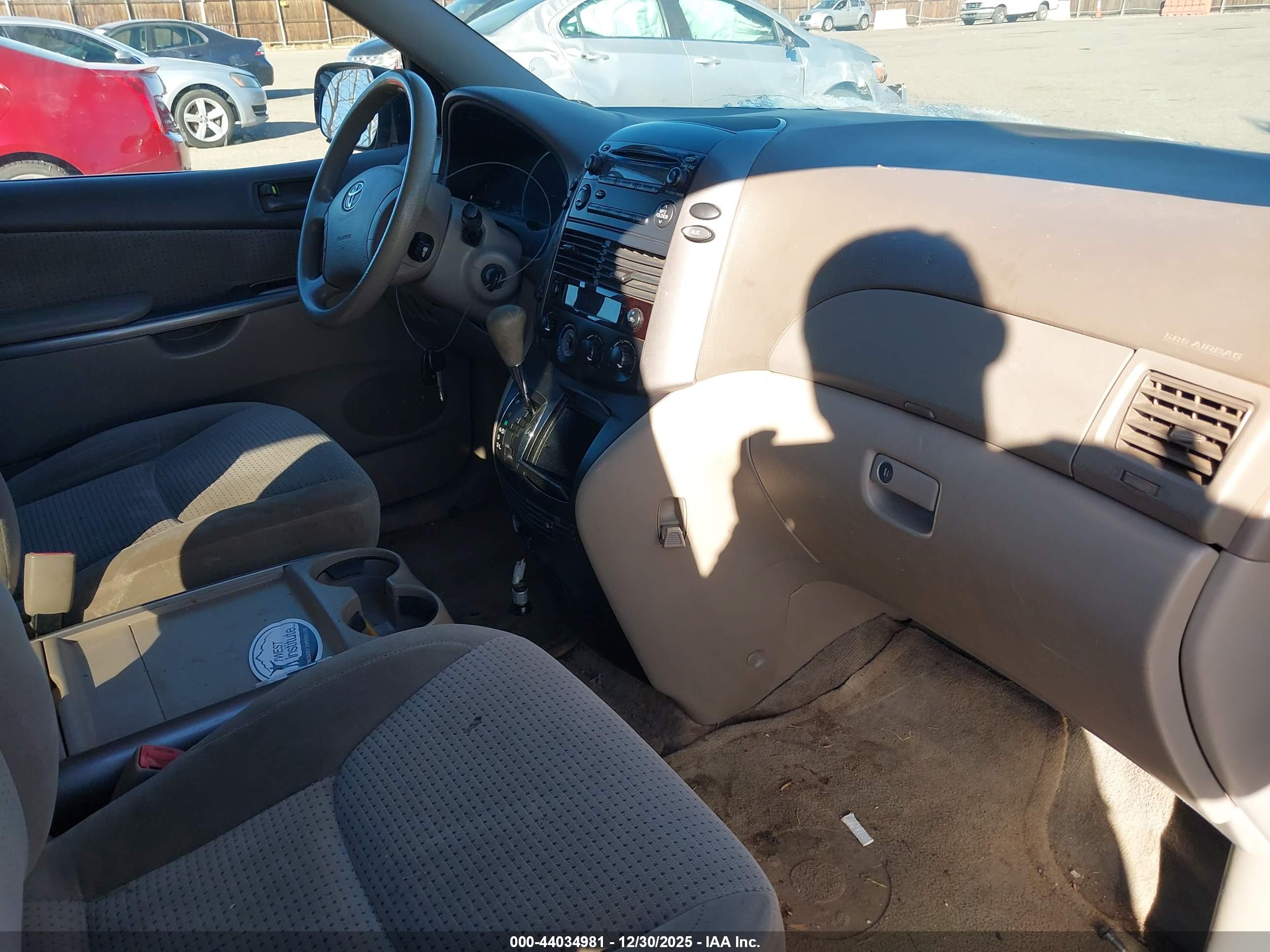 TOYOTA SIENNA image 5
