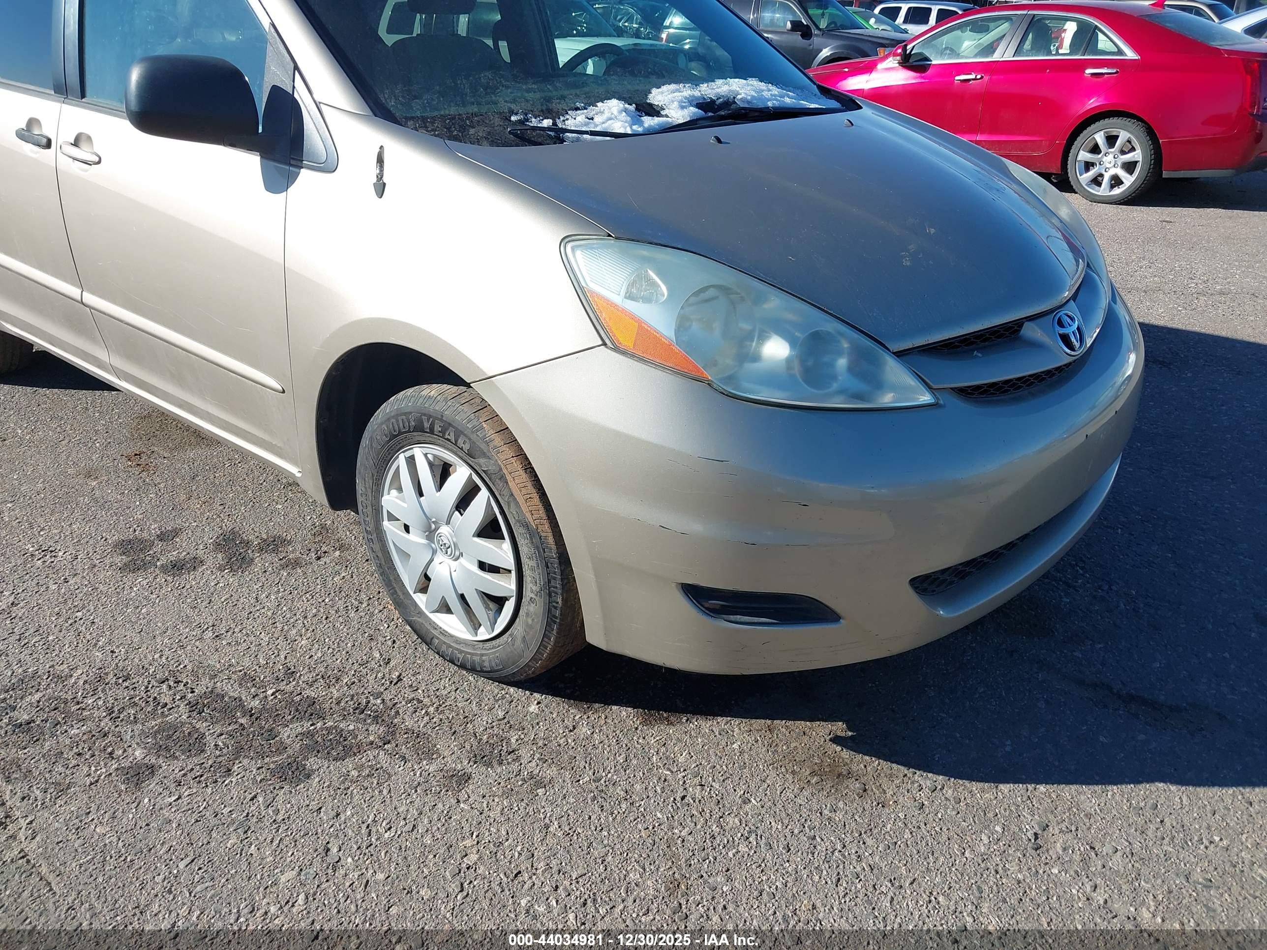 TOYOTA SIENNA image 6