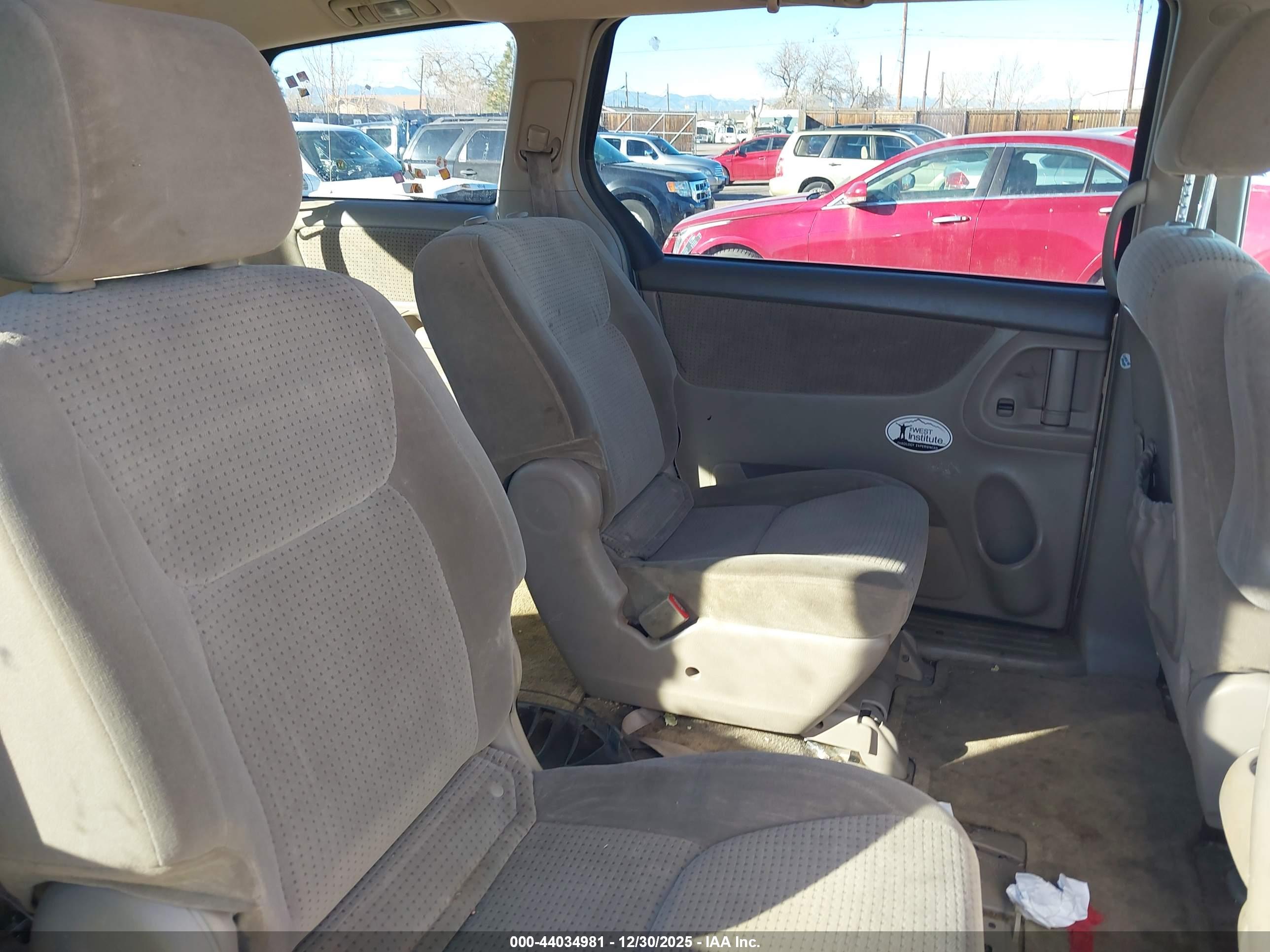 TOYOTA SIENNA image 8