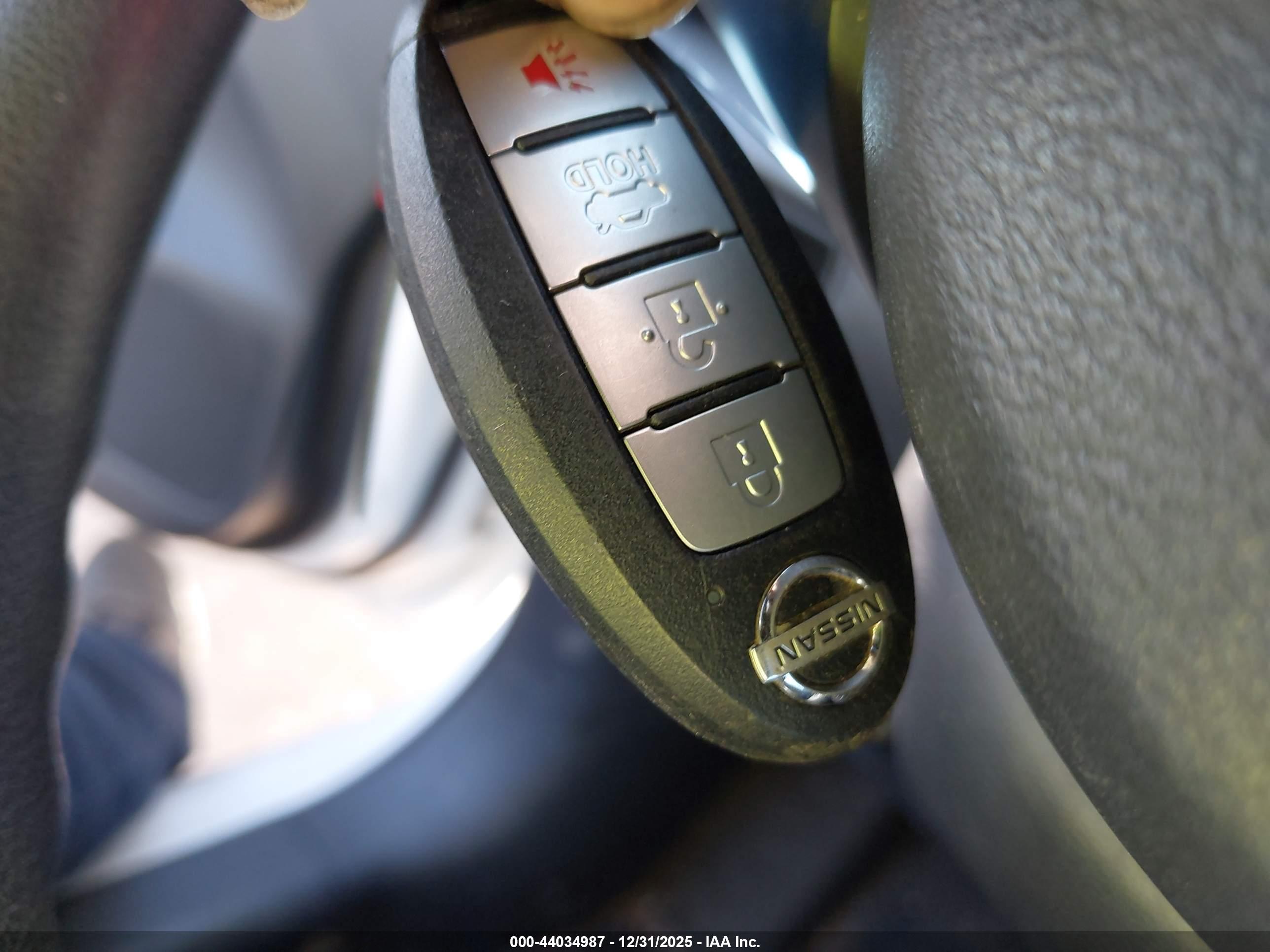 NISSAN VERSA image 11