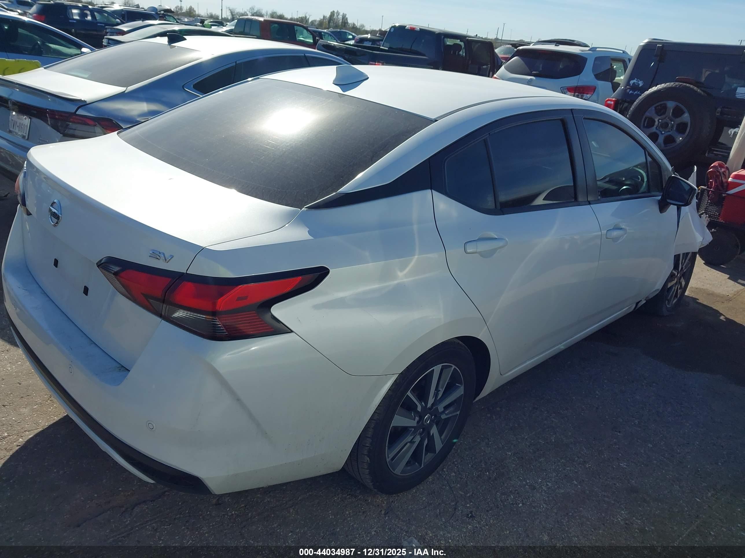 NISSAN VERSA image 4