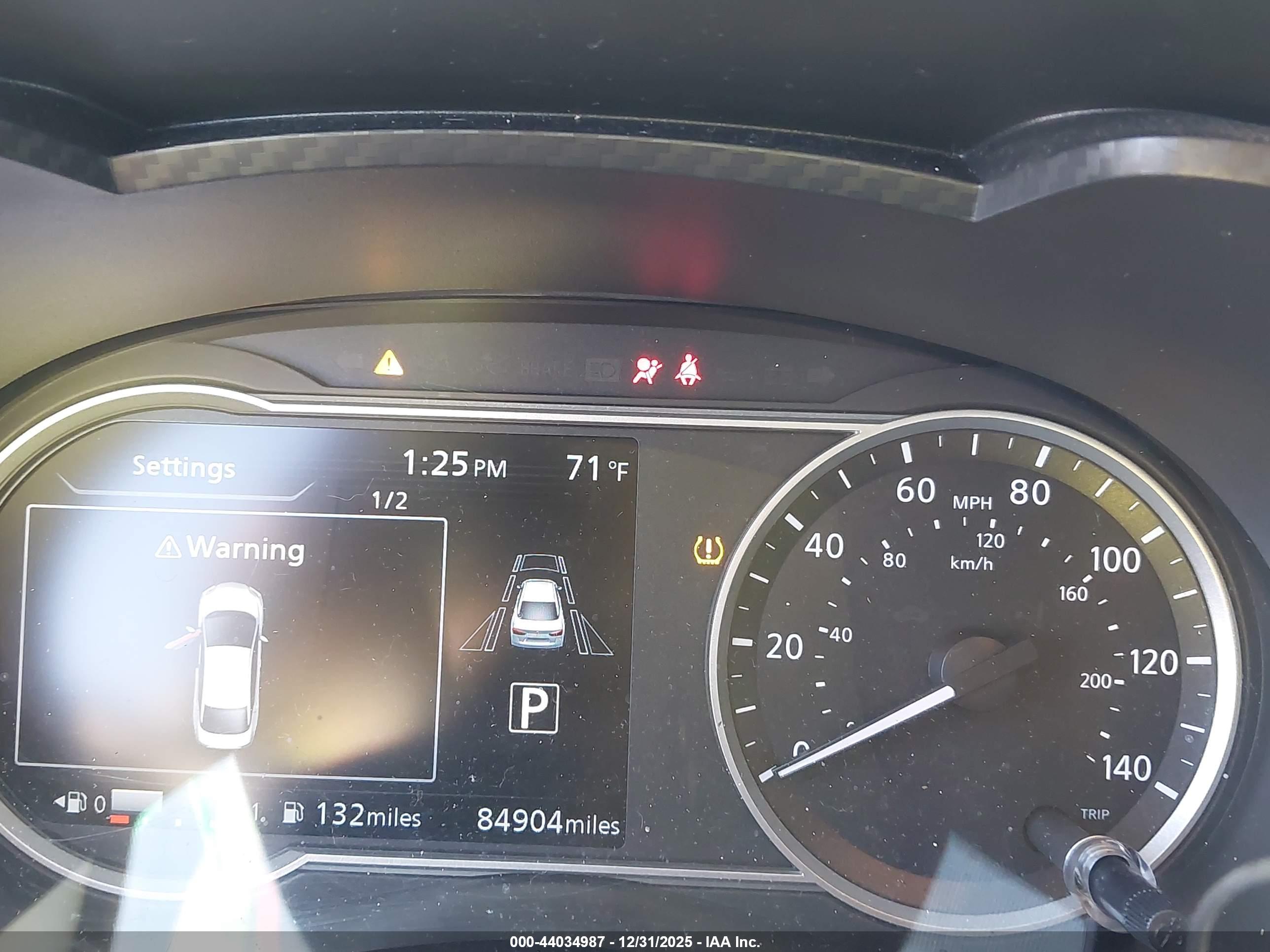 NISSAN VERSA image 7