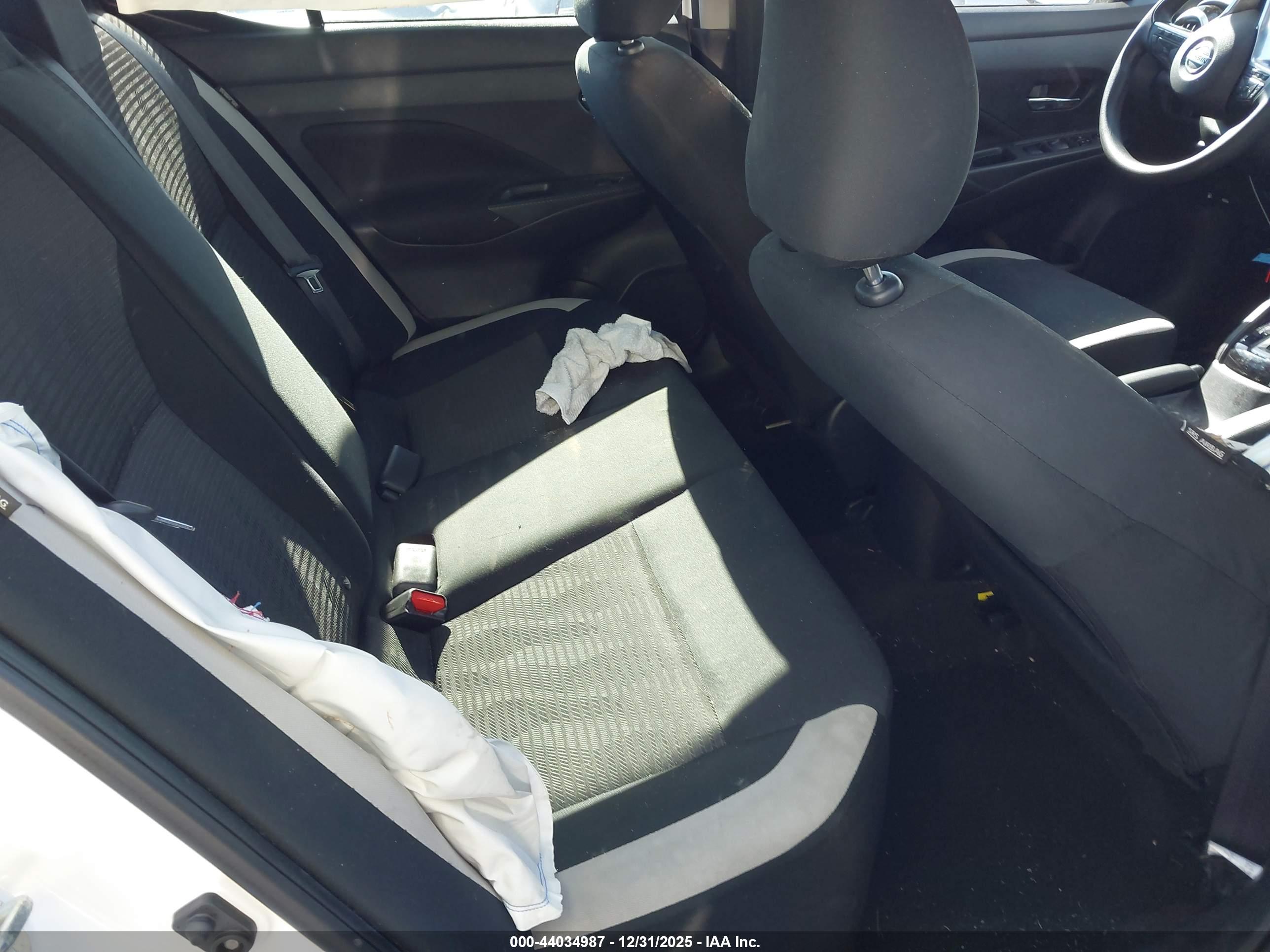 NISSAN VERSA image 8