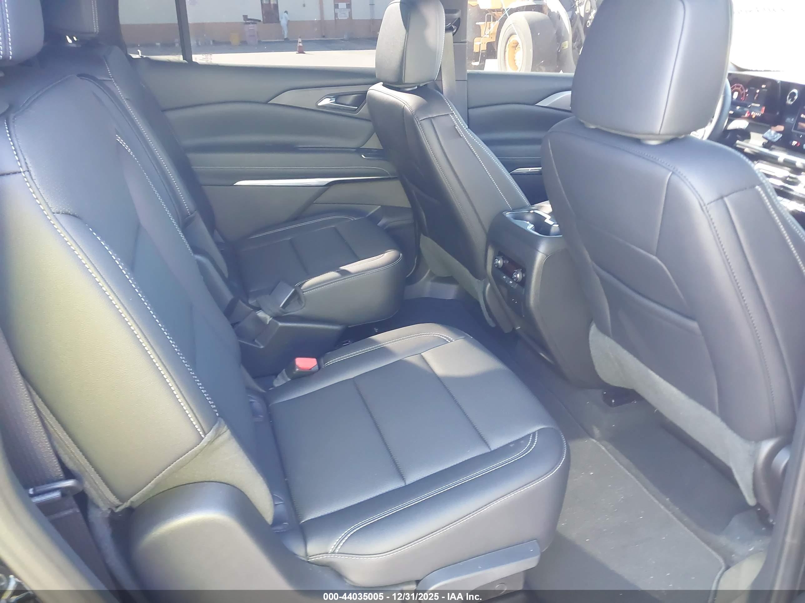 CHEVROLET TRAVERSE image 8