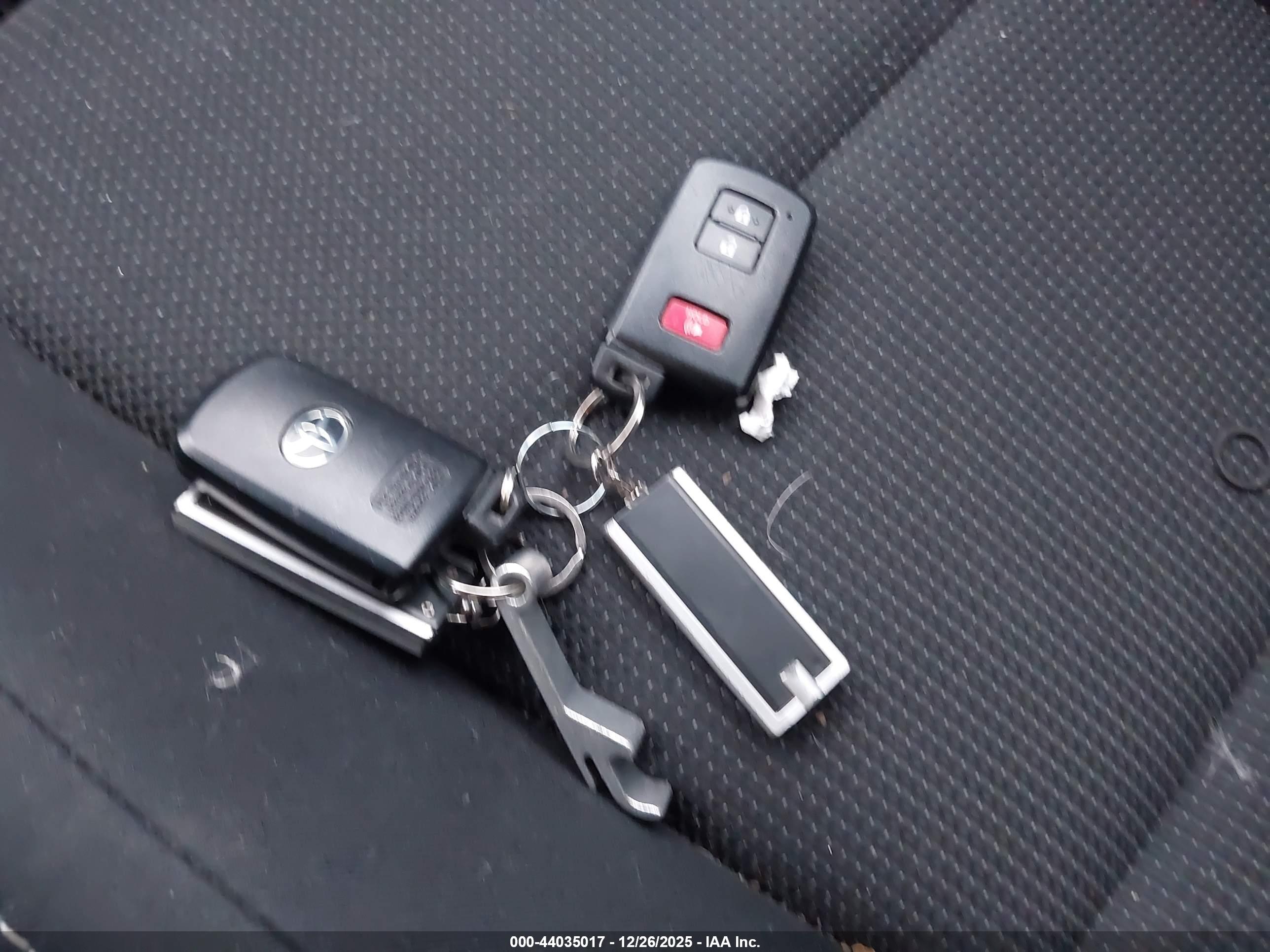TOYOTA RAV4 image 11