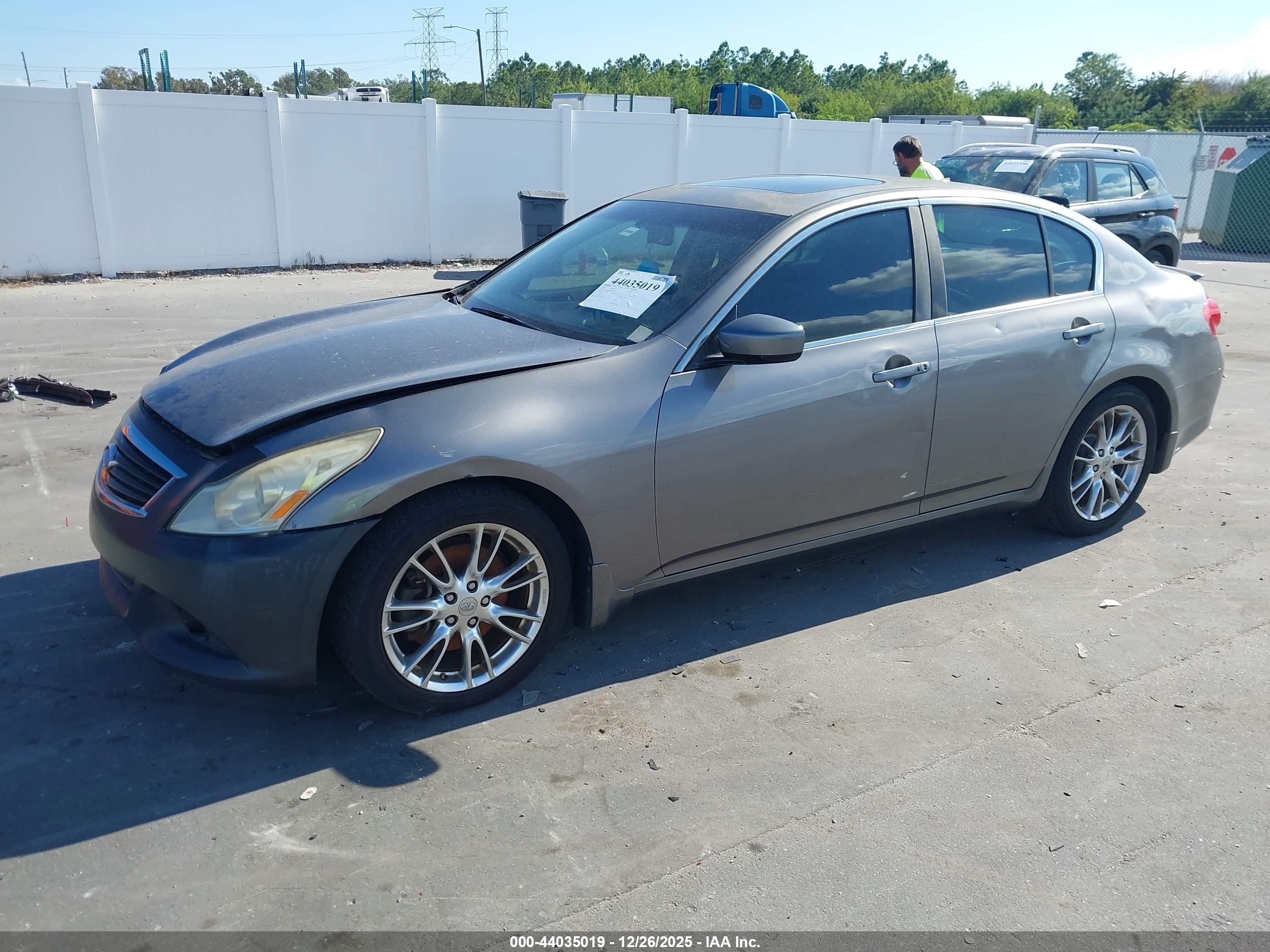 INFINITI G37 image 2