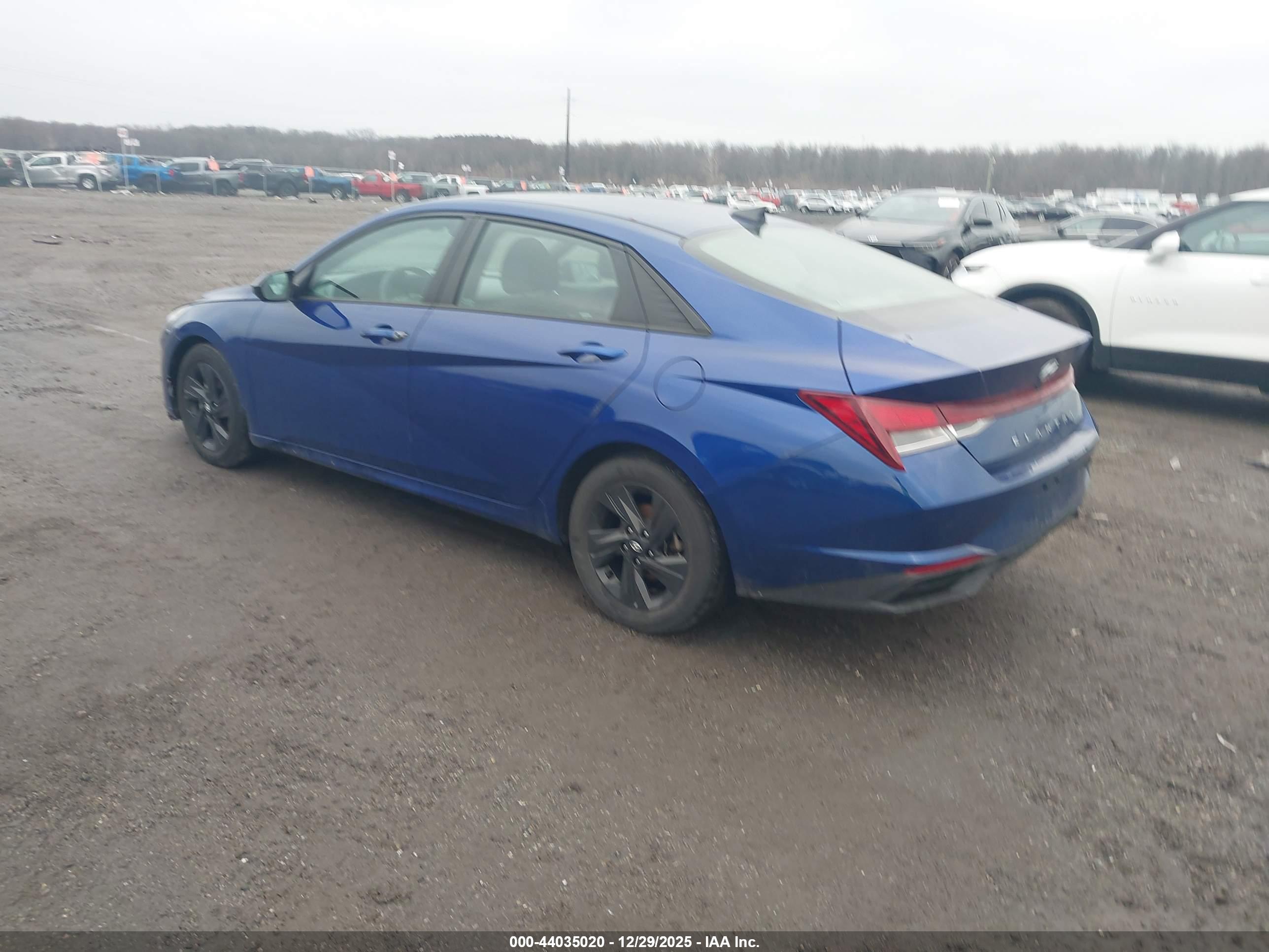 HYUNDAI ELANTRA image 3