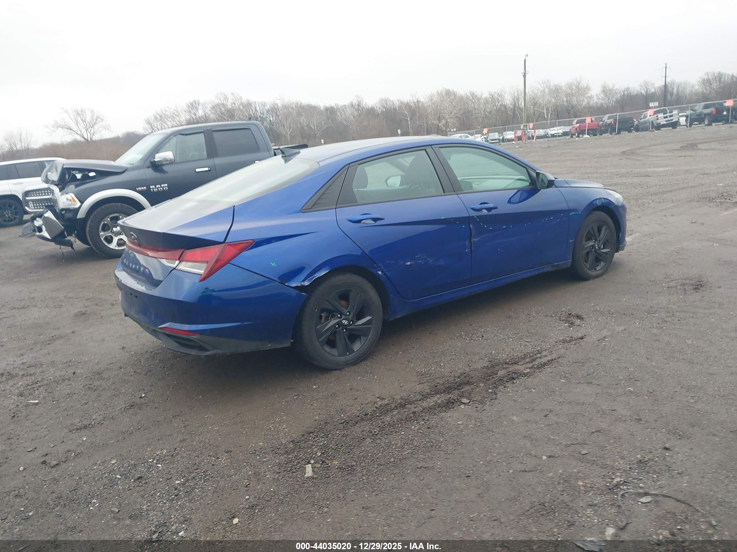 HYUNDAI ELANTRA image 4