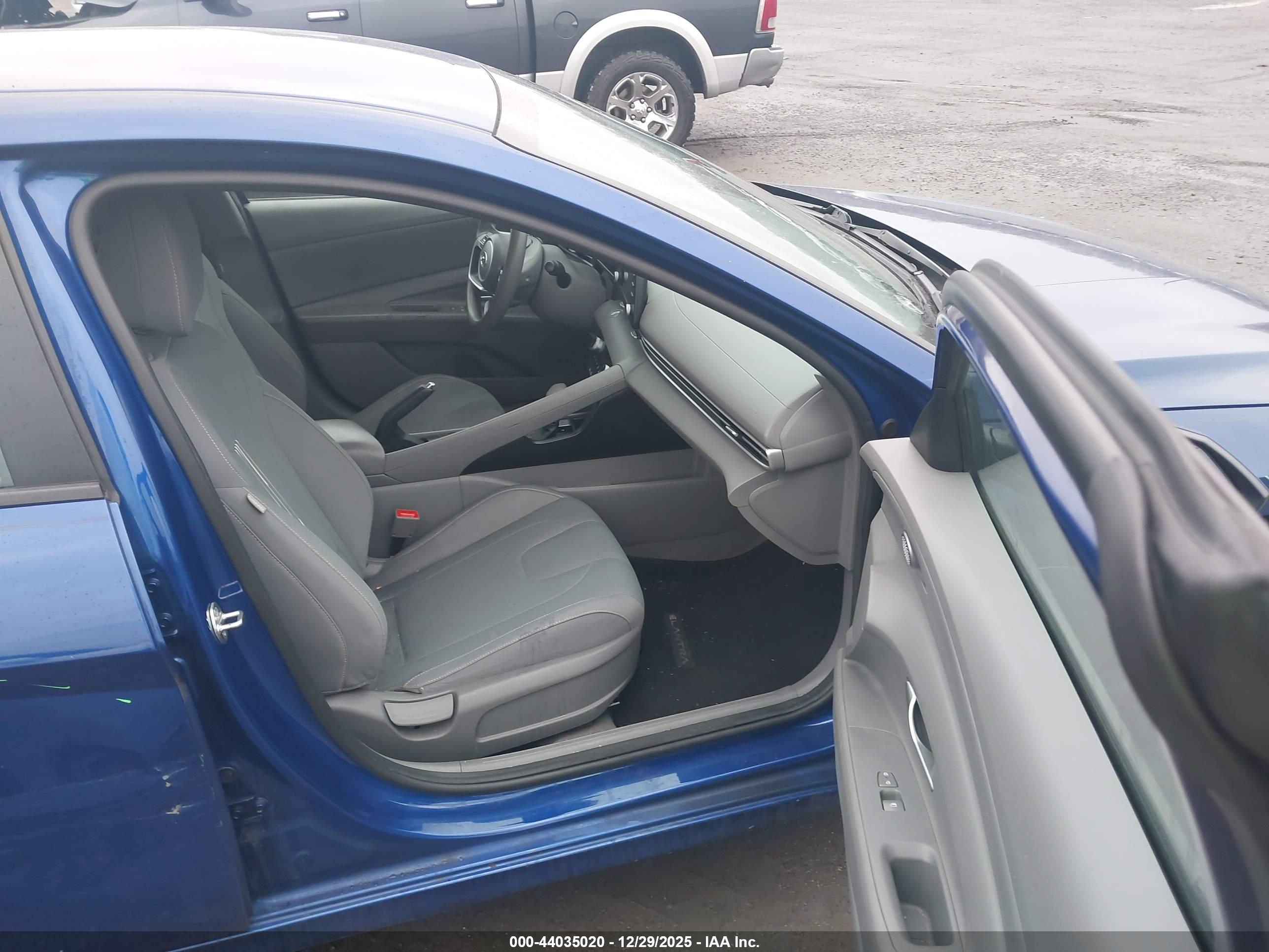 HYUNDAI ELANTRA image 5