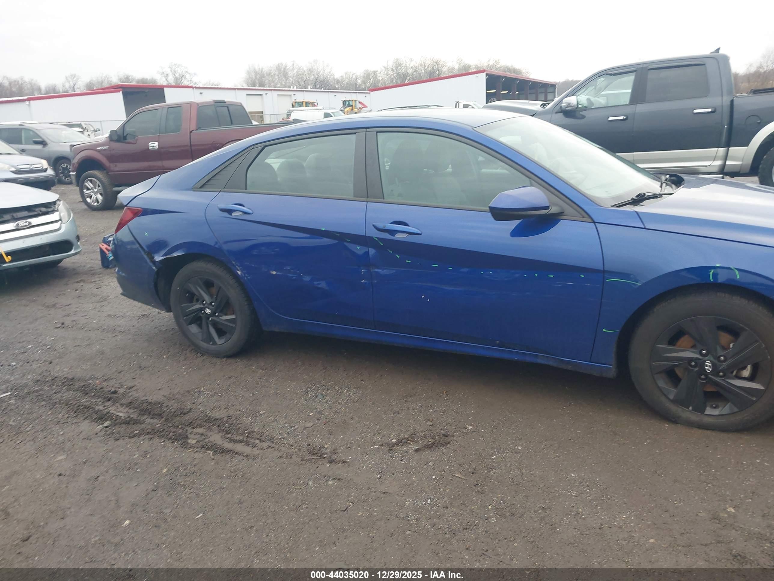 HYUNDAI ELANTRA image 6