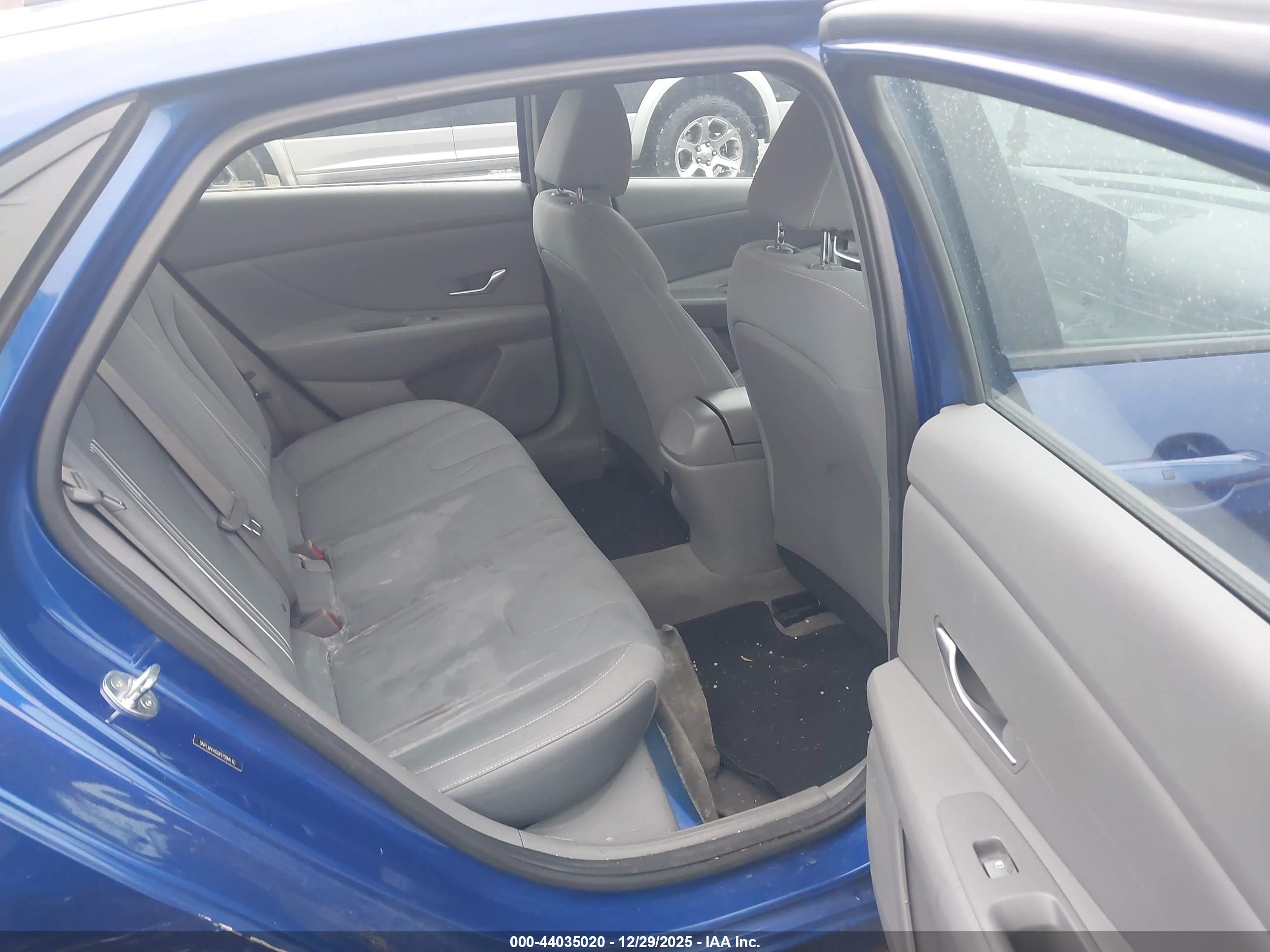 HYUNDAI ELANTRA image 8