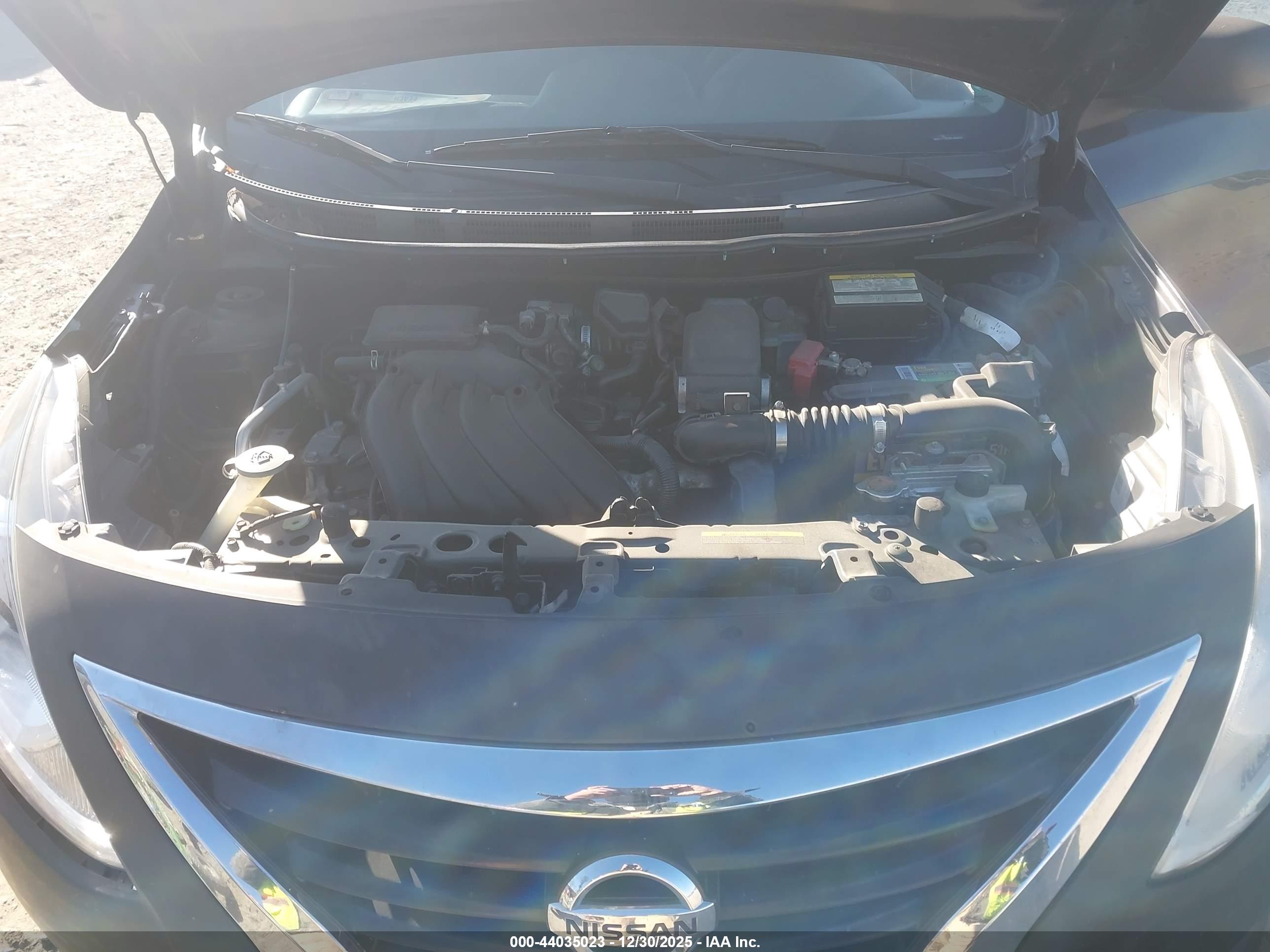 NISSAN VERSA image 10