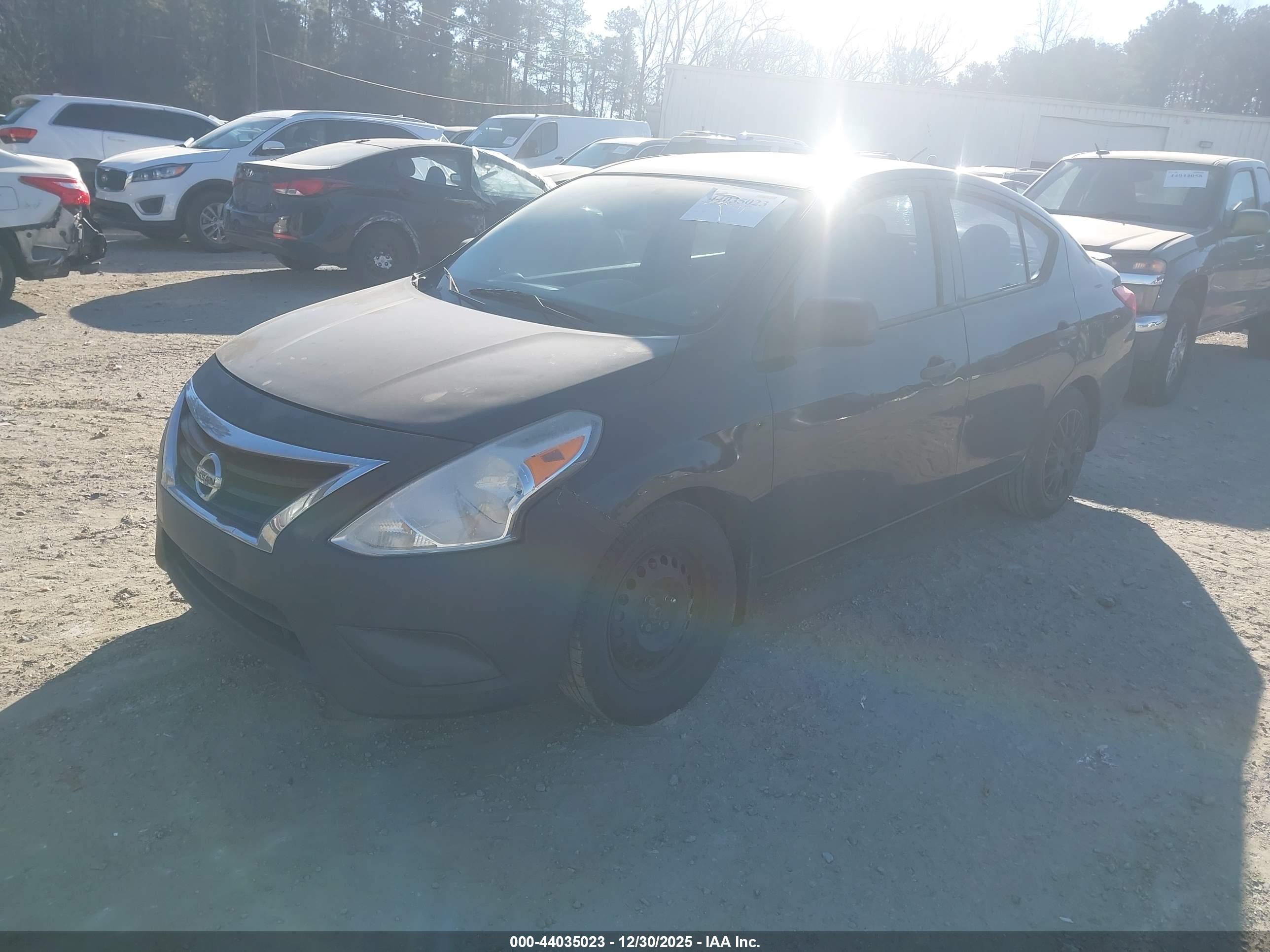 NISSAN VERSA image 2