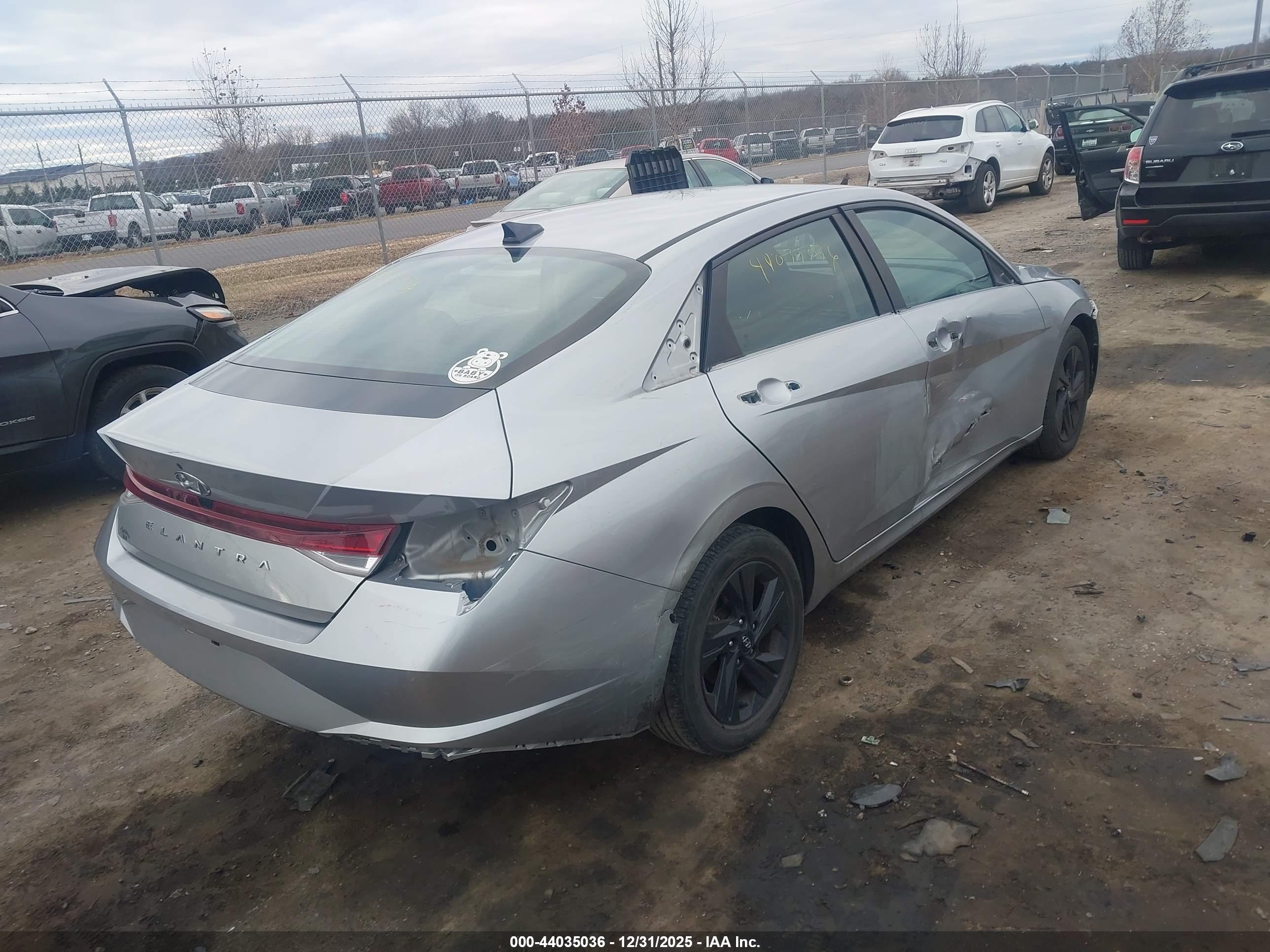 HYUNDAI ELANTRA image 4