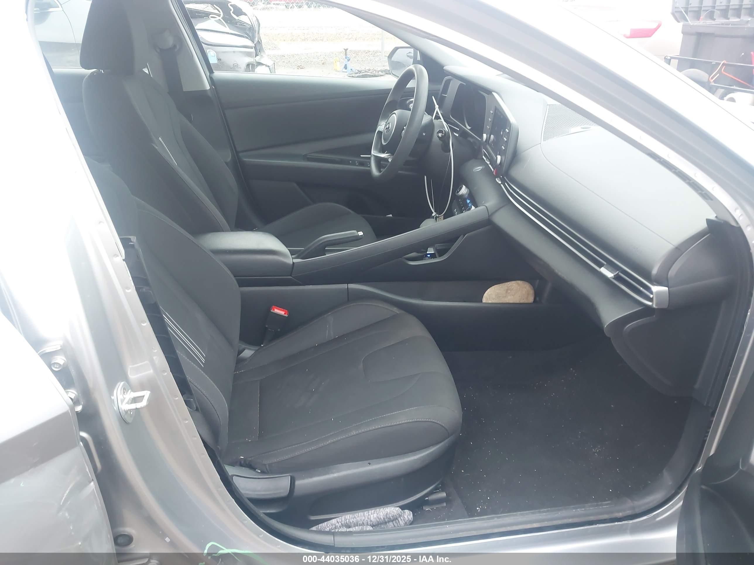 HYUNDAI ELANTRA image 5