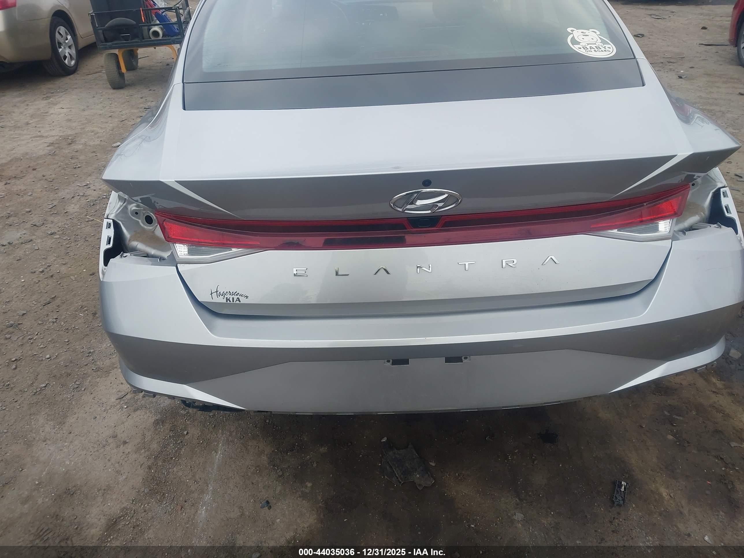 HYUNDAI ELANTRA image 6