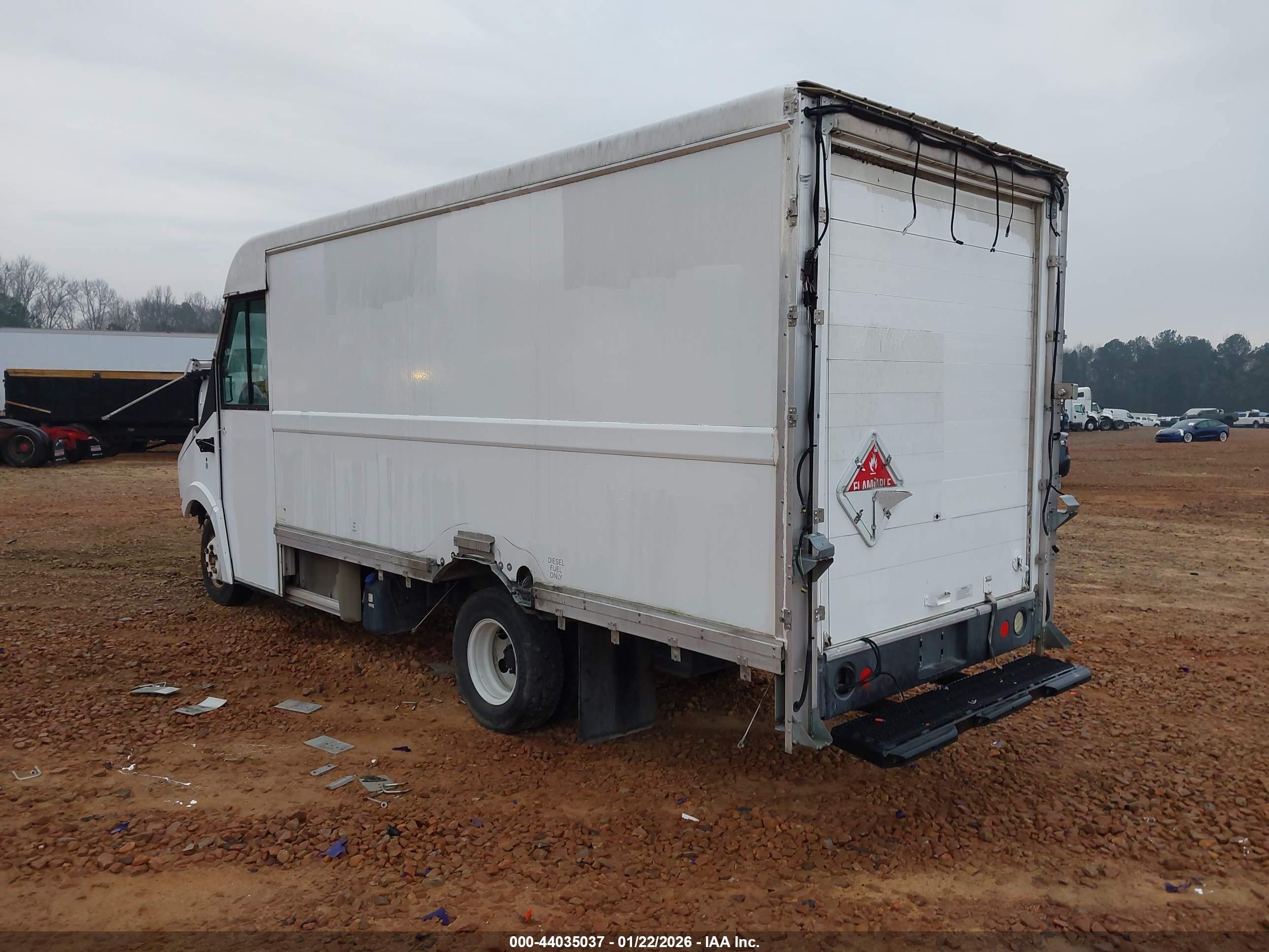 ISUZU NPR image 3