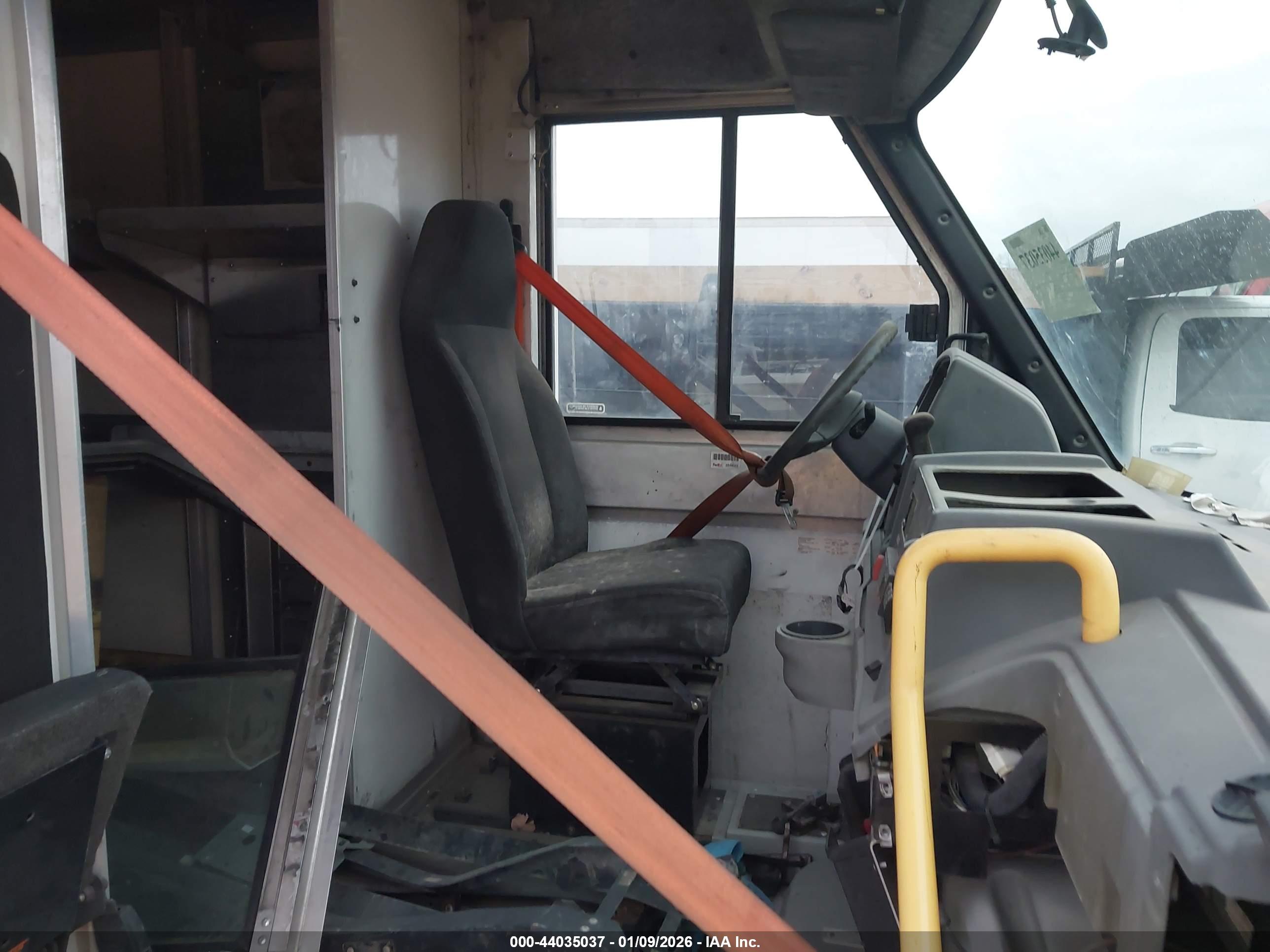 ISUZU NPR image 7