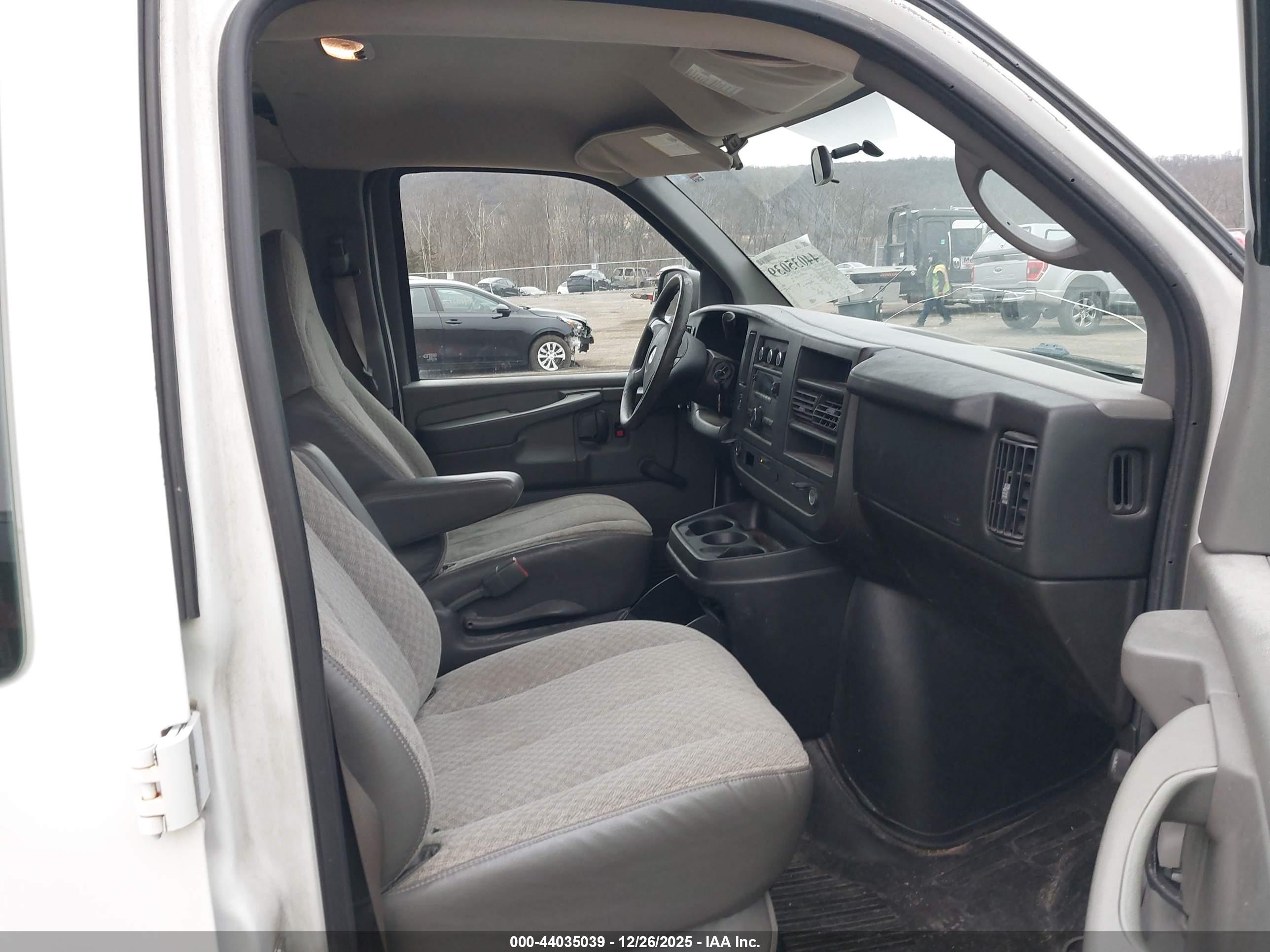 CHEVROLET EXPRESS image 5