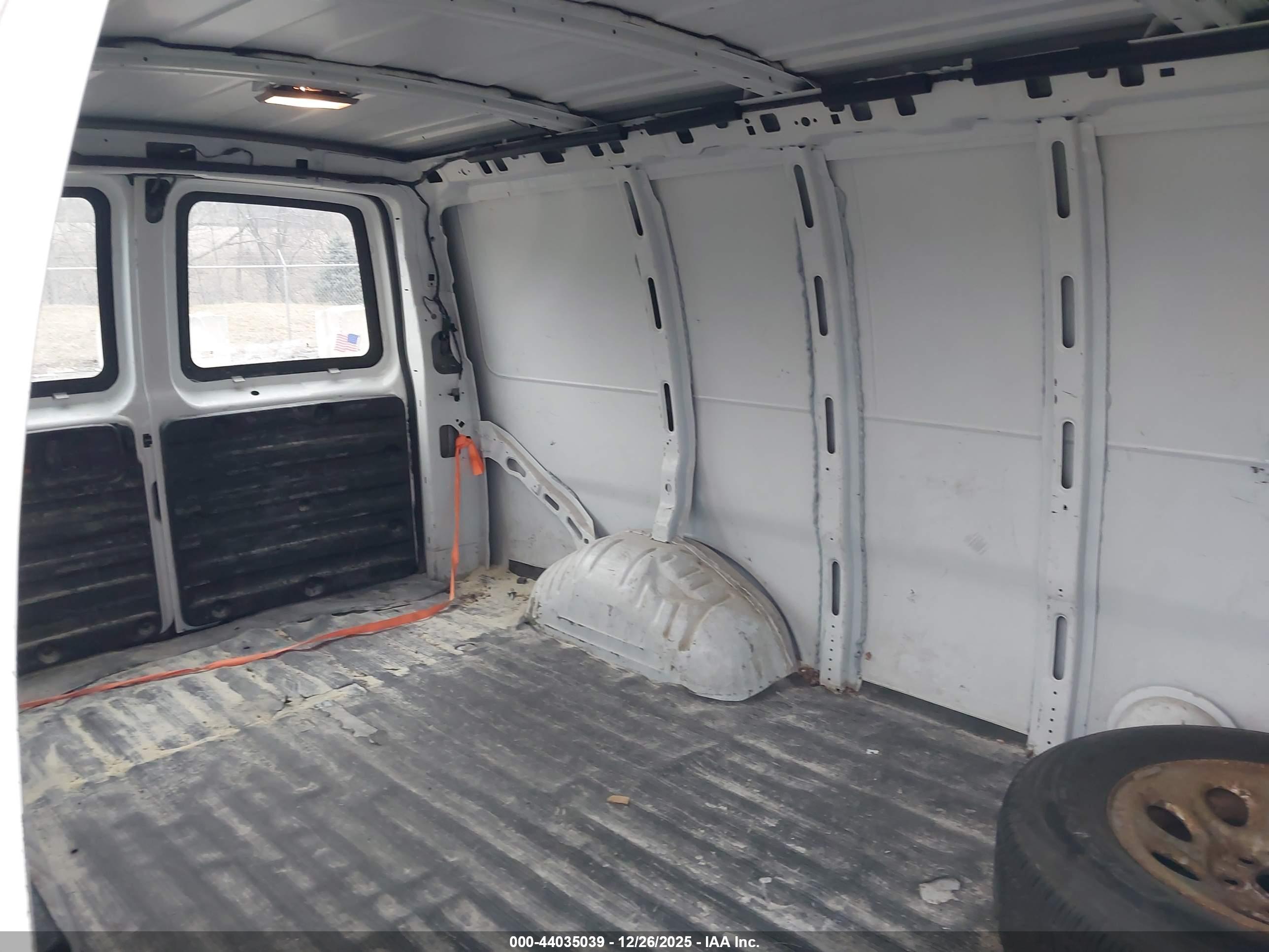 CHEVROLET EXPRESS image 8
