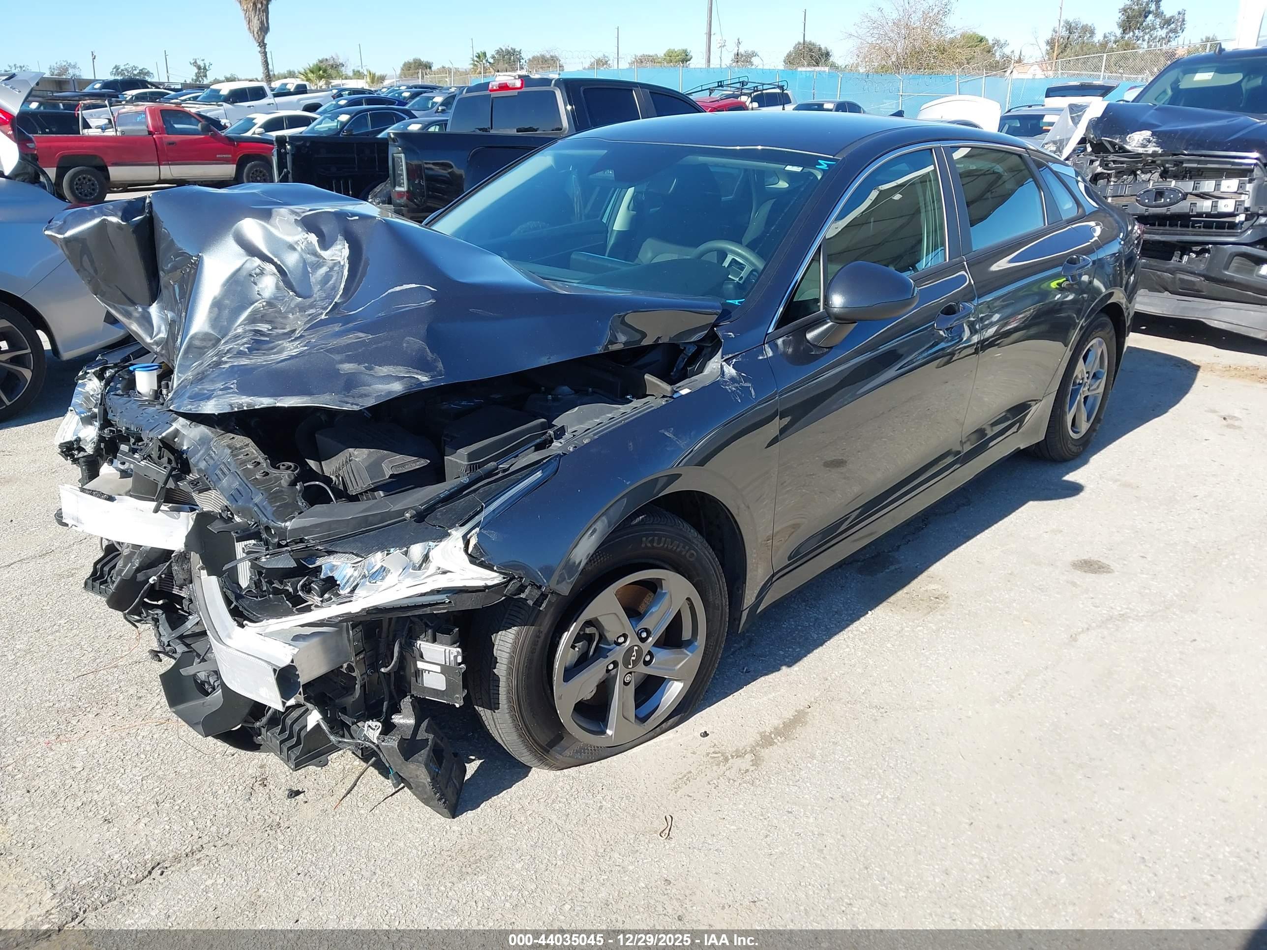 KIA K5 image 2