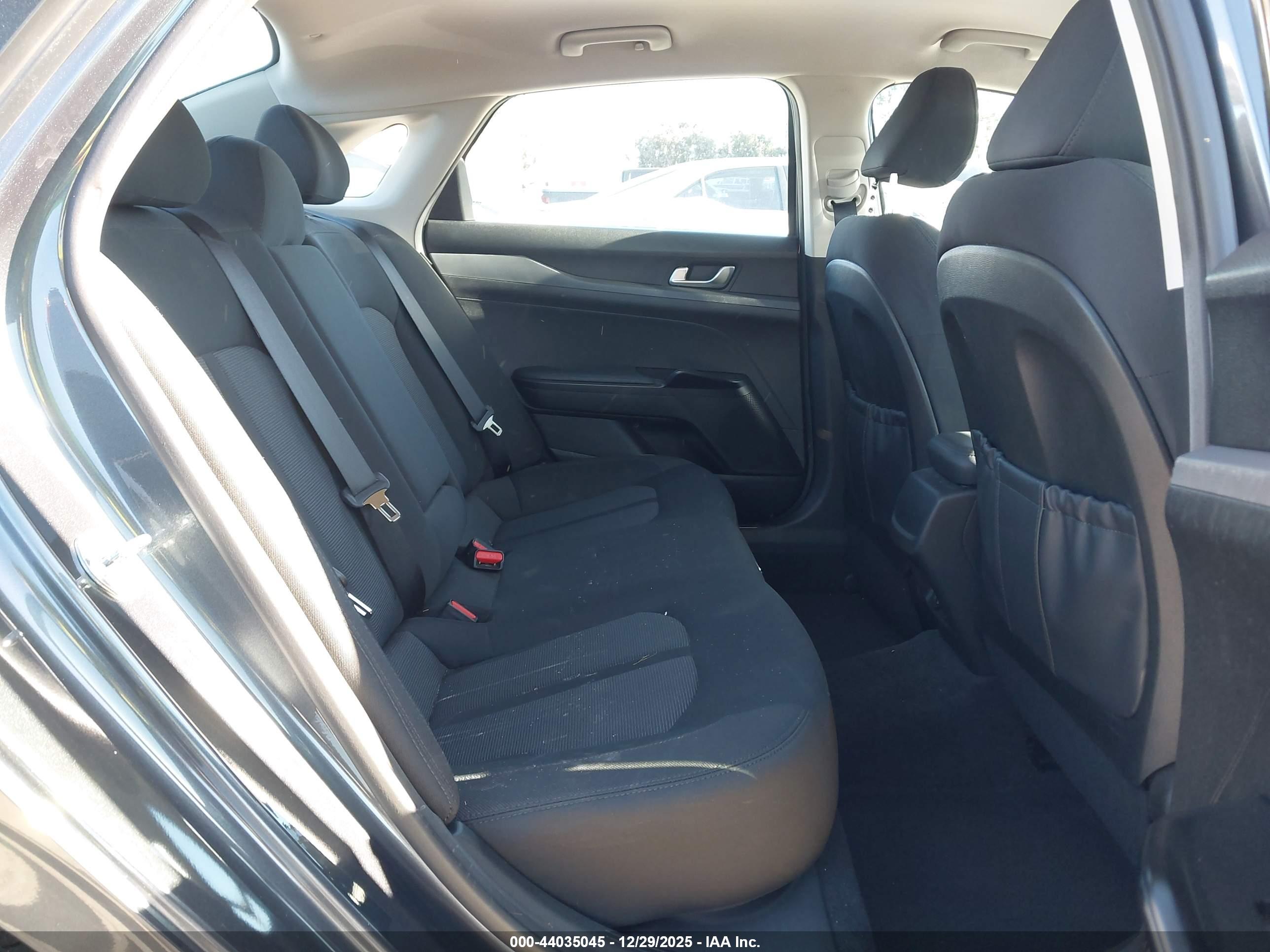 KIA K5 image 8