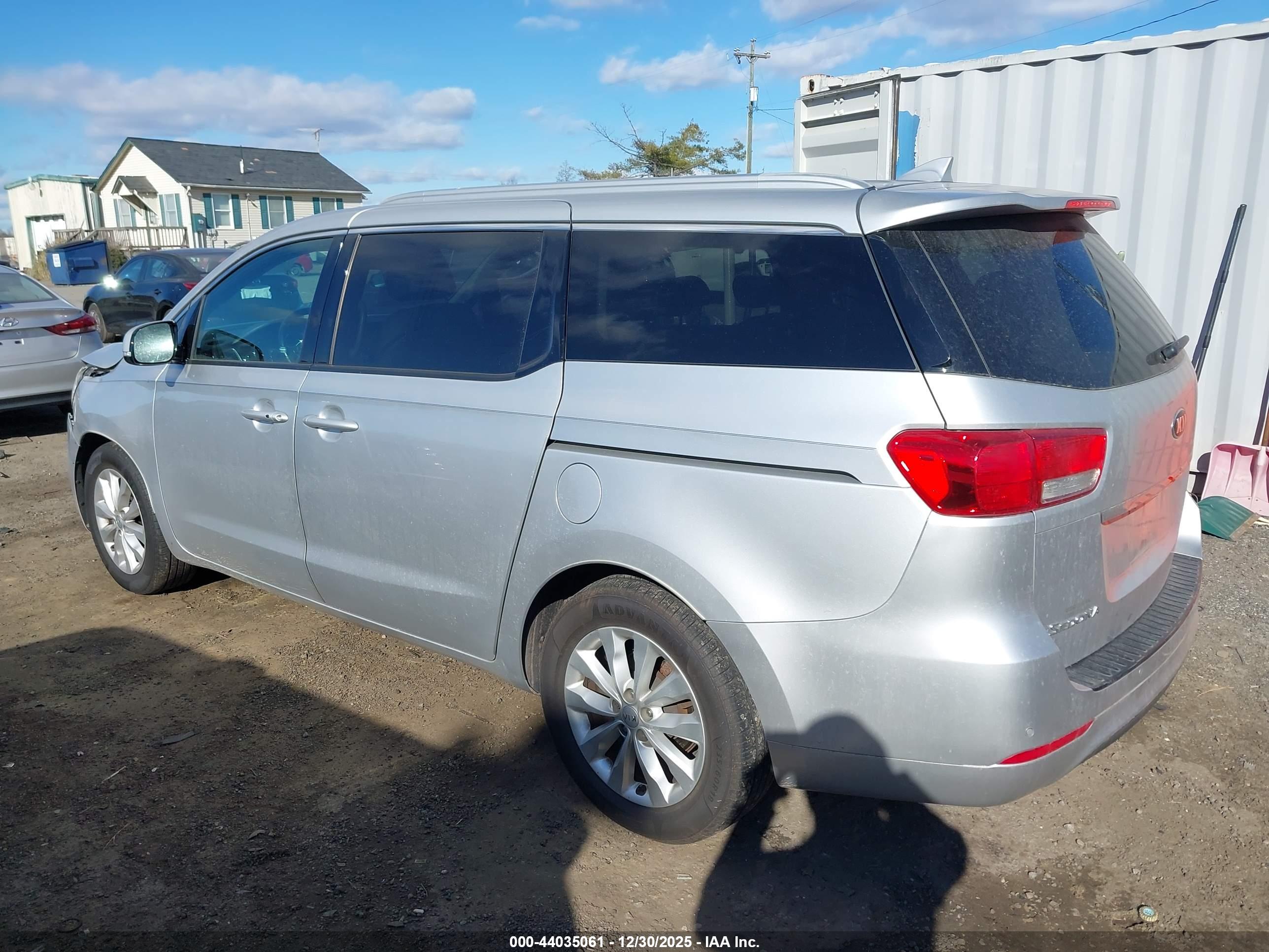 KIA SEDONA image 3