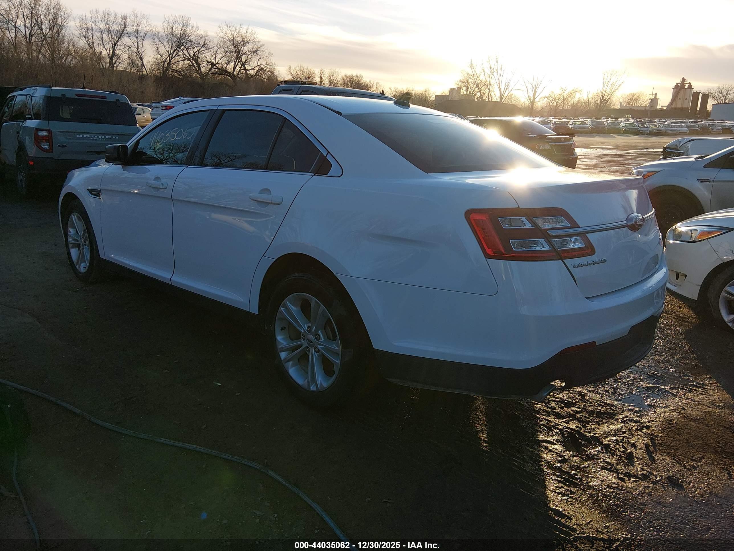 FORD TAURUS image 3