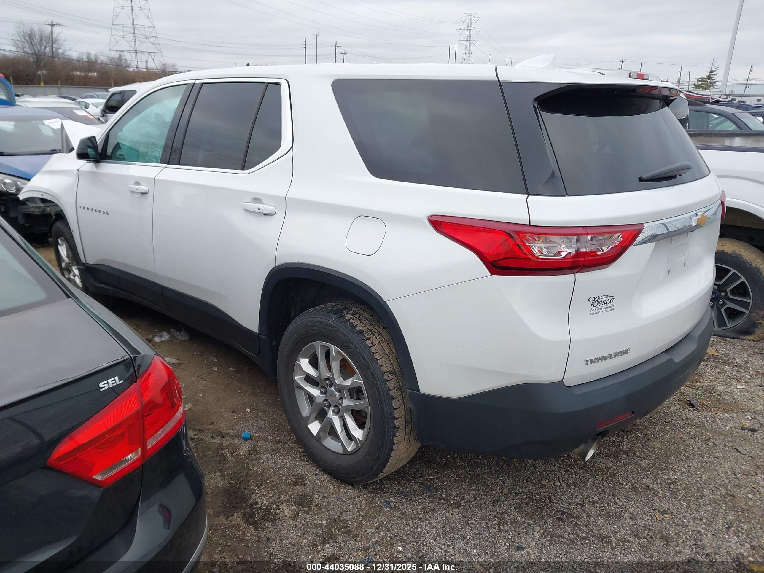 CHEVROLET TRAVERSE image 3