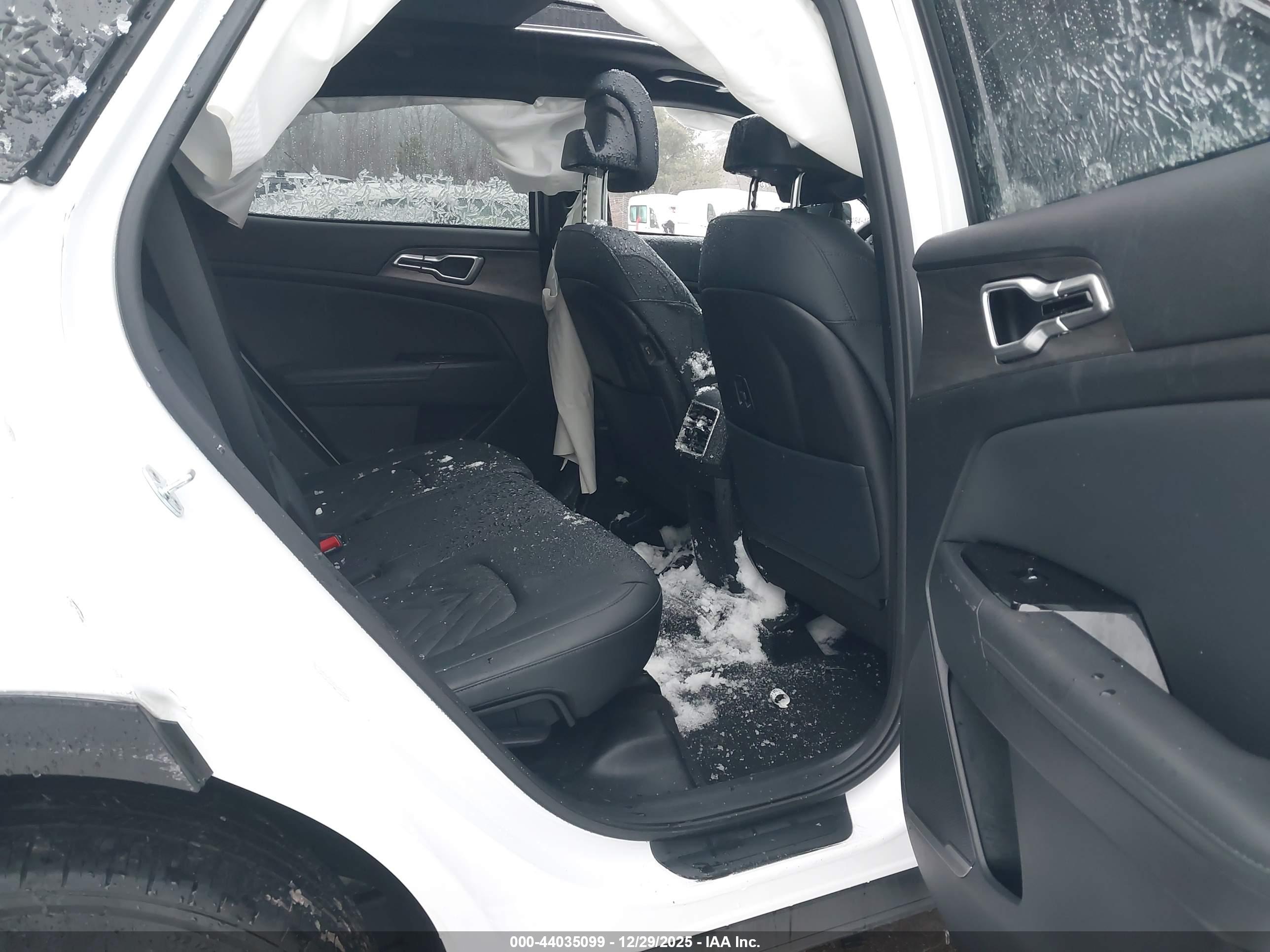 KIA SPORTAGE image 8