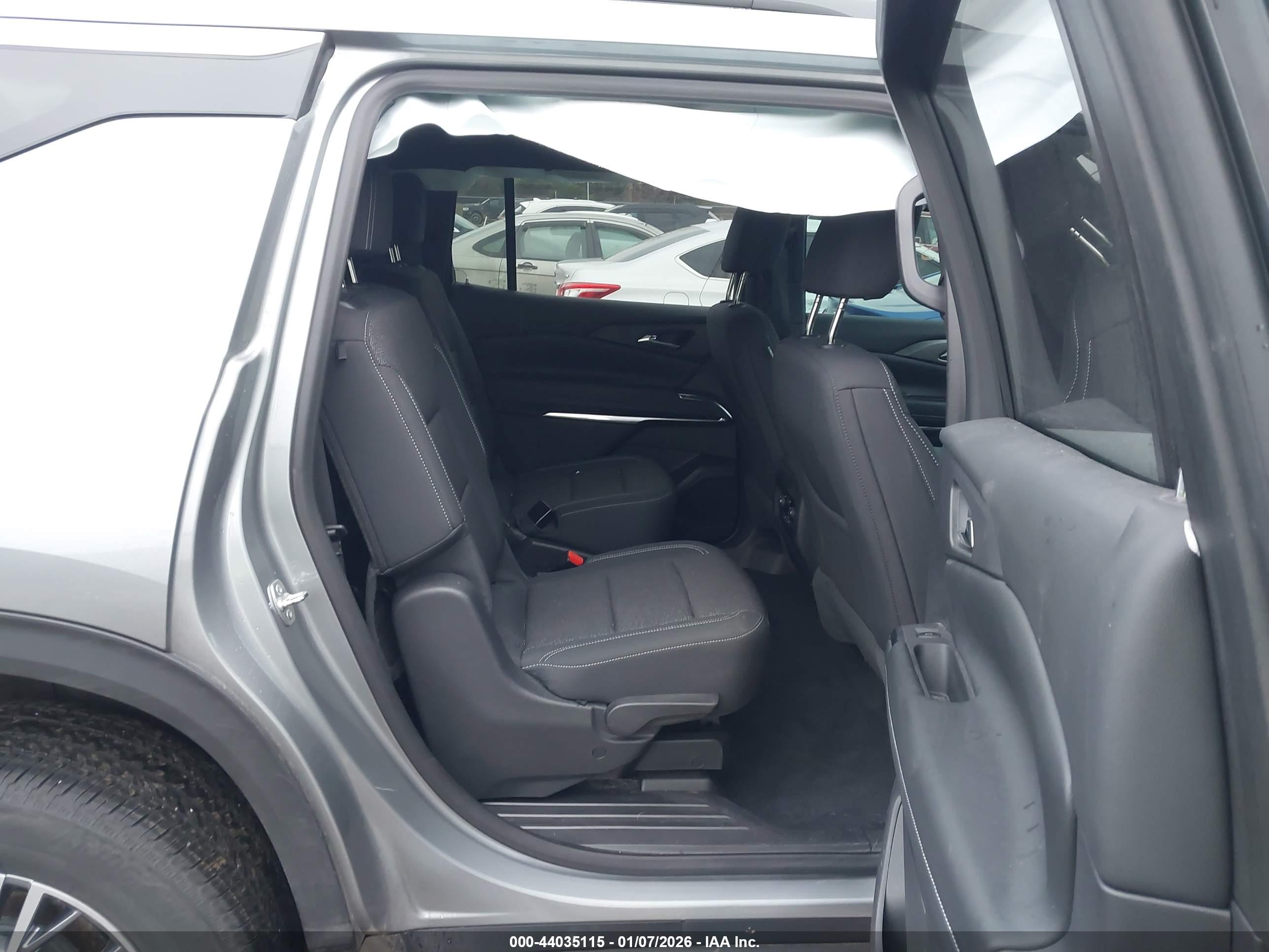 CHEVROLET TRAVERSE image 8