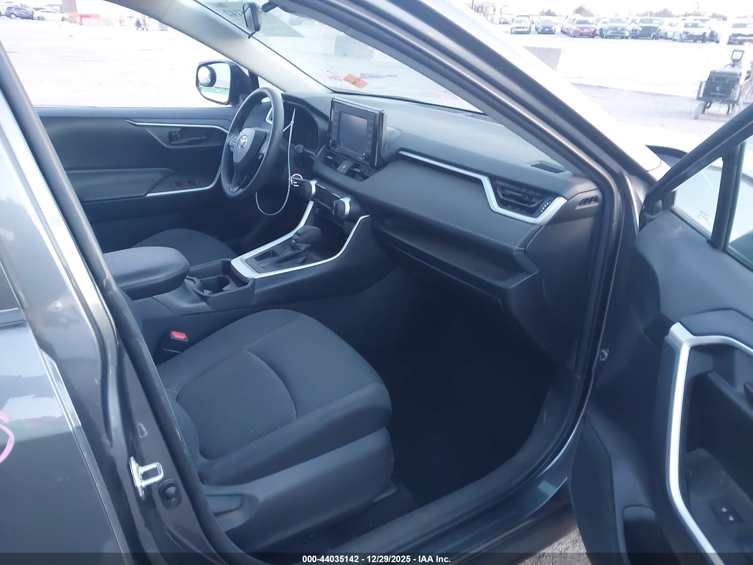 TOYOTA RAV4 image 5