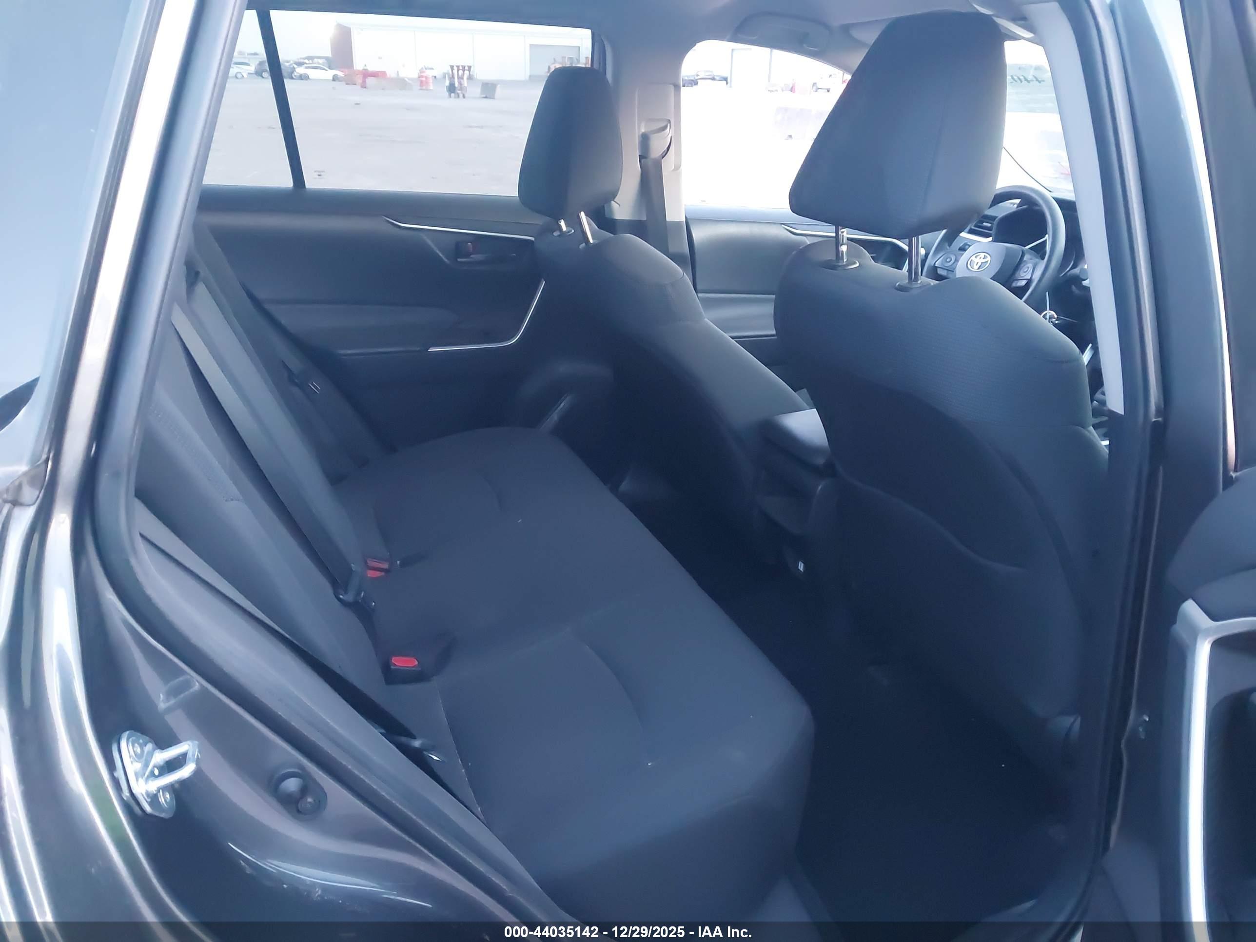TOYOTA RAV4 image 8