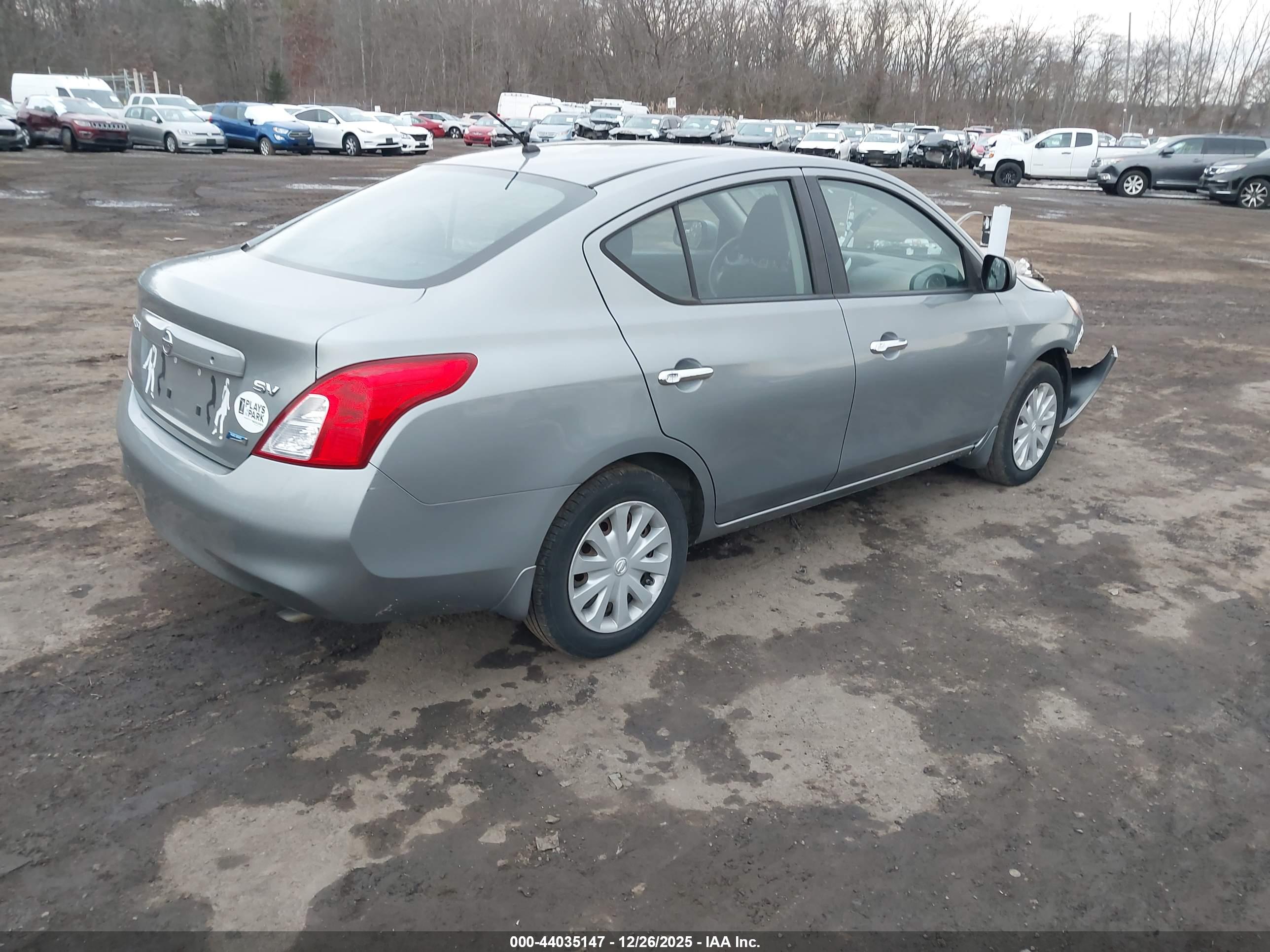 NISSAN VERSA image 4