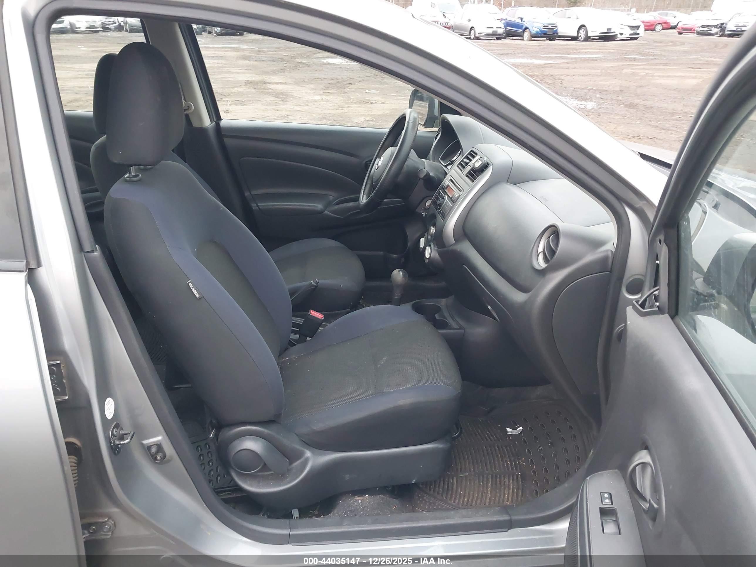 NISSAN VERSA image 5