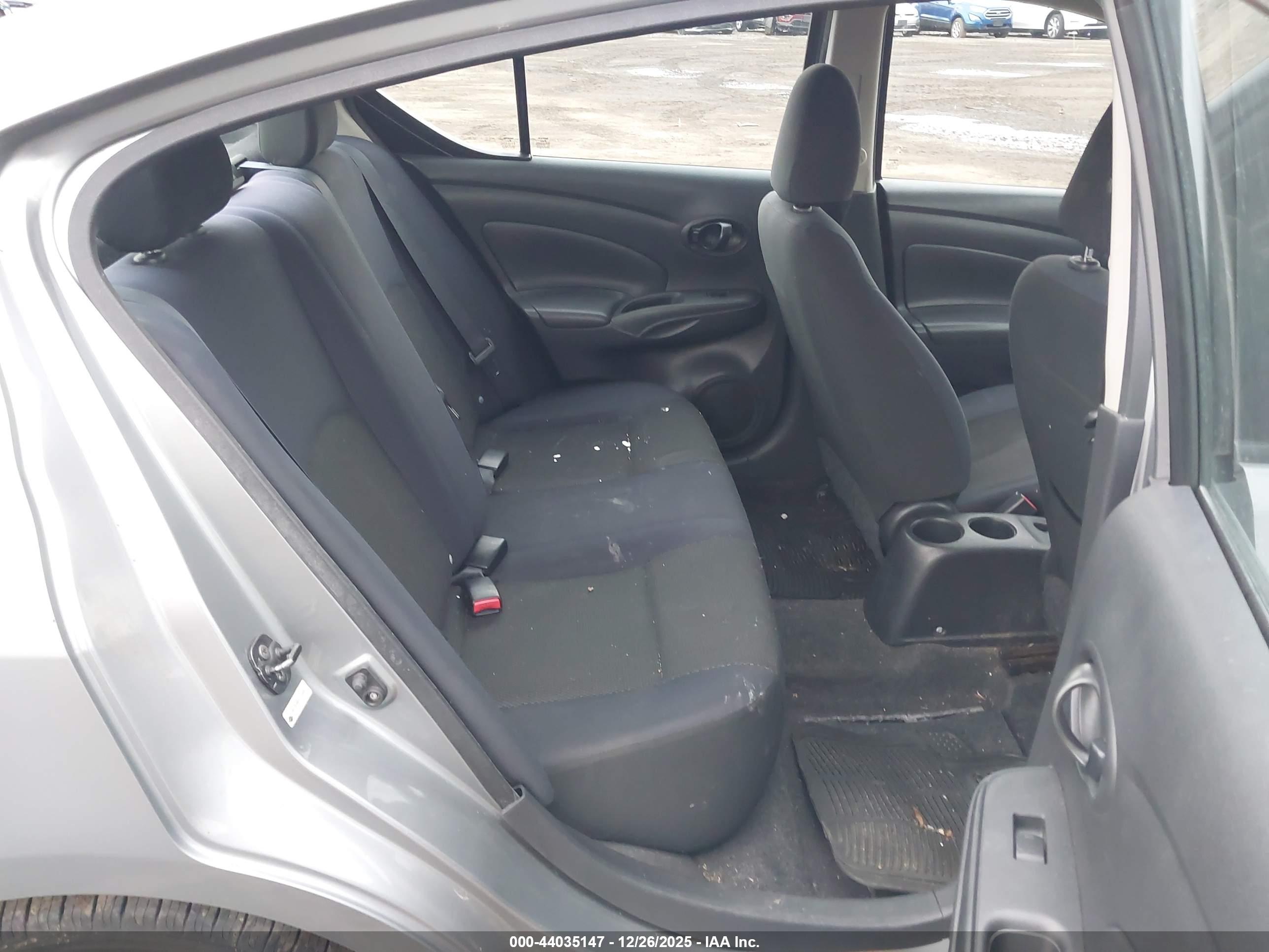 NISSAN VERSA image 8