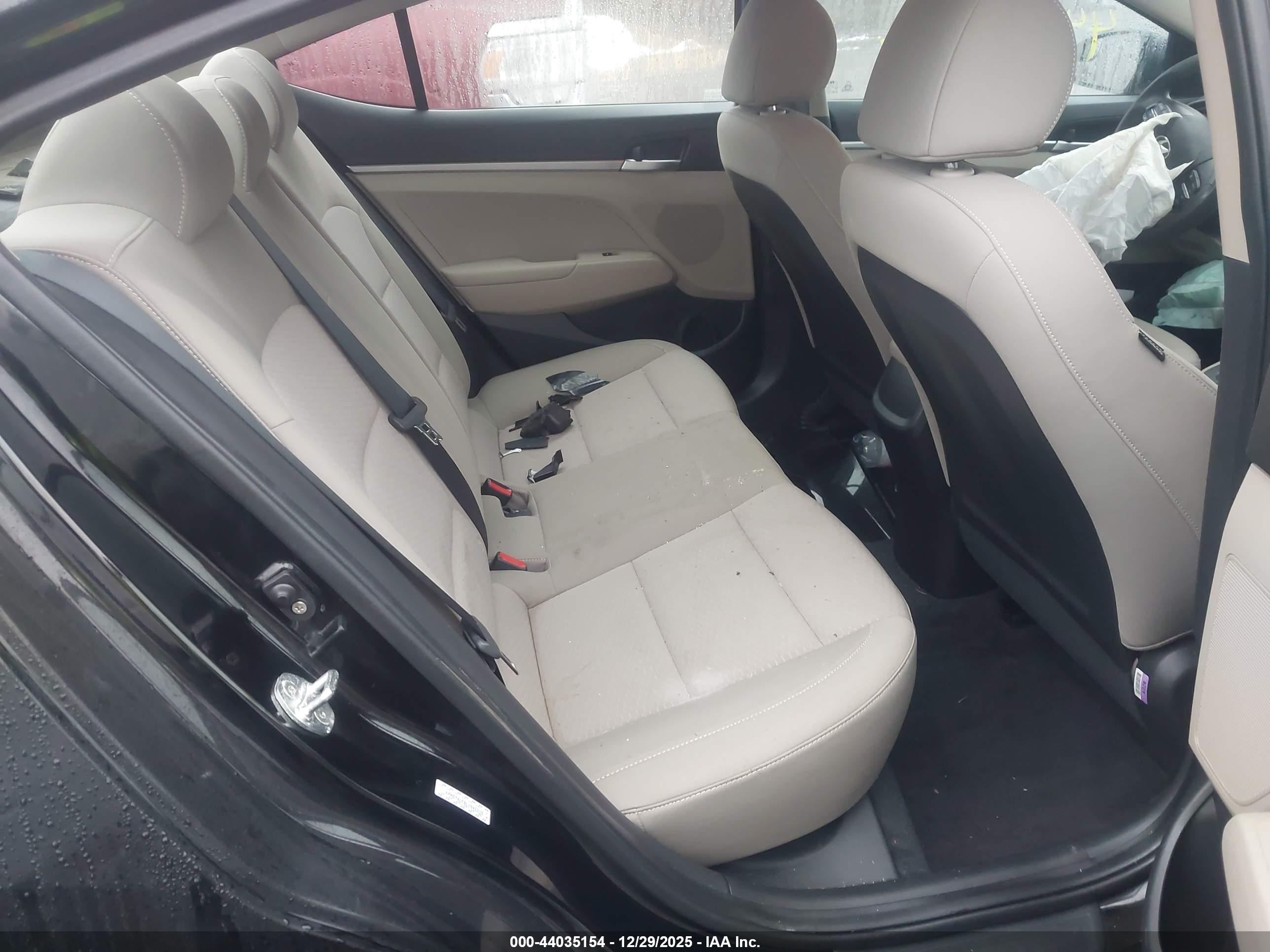 HYUNDAI ELANTRA image 8