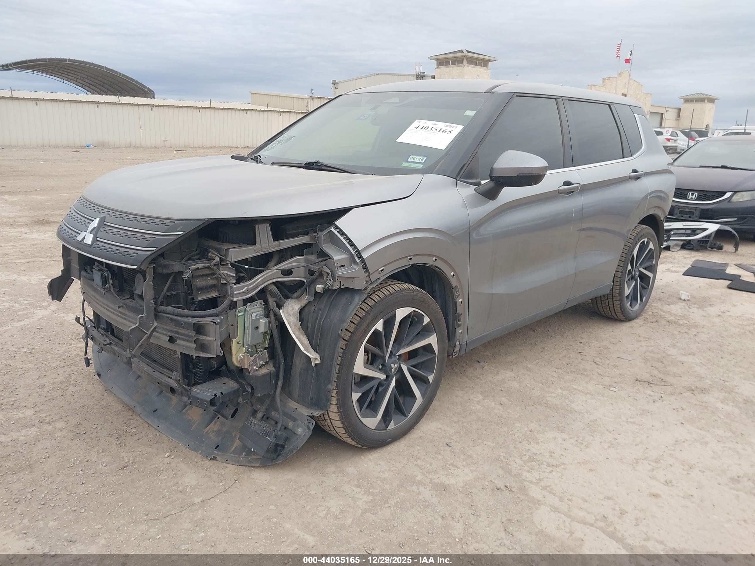 MITSUBISHI OUTLANDER image 2