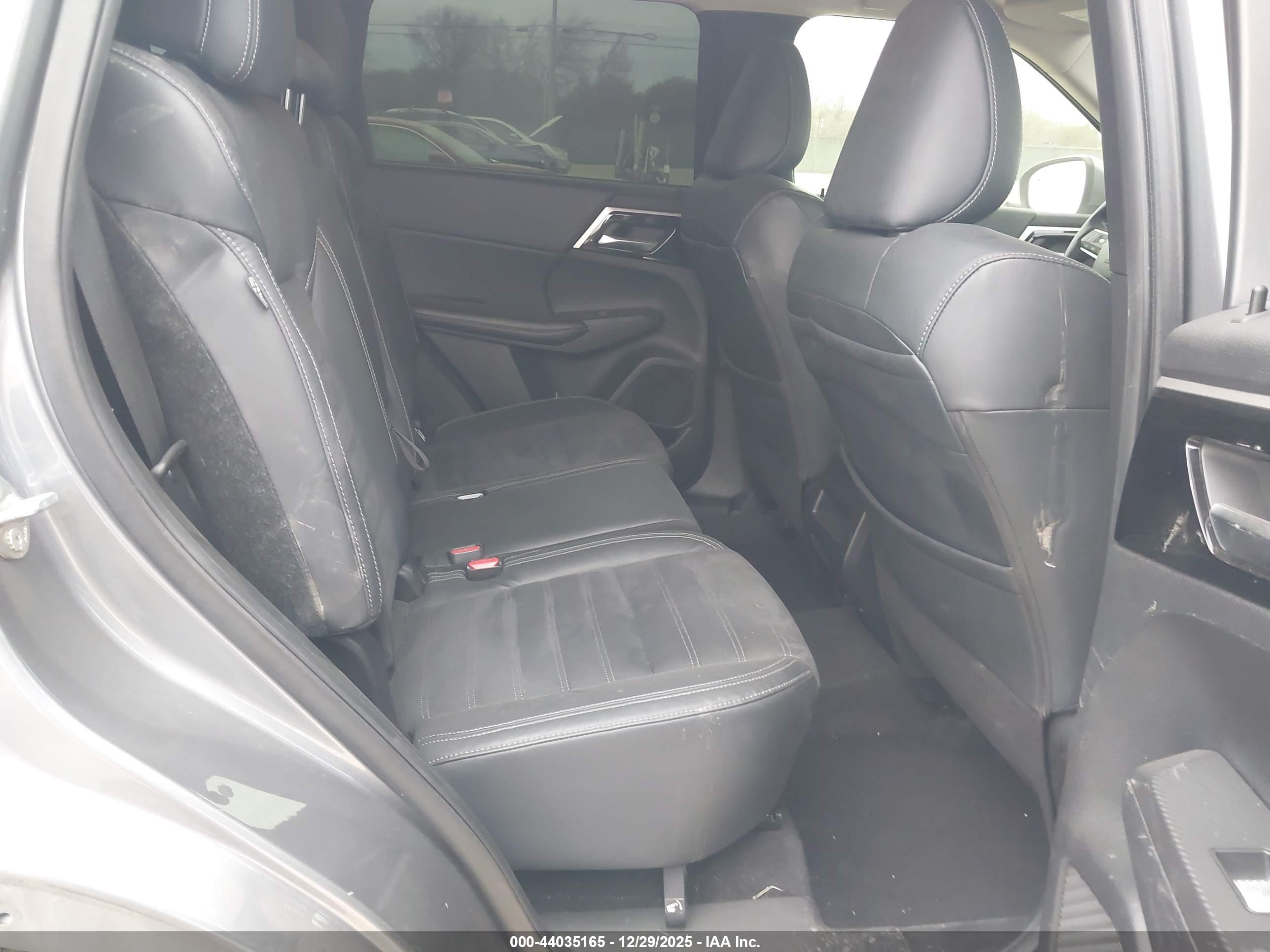 MITSUBISHI OUTLANDER image 8