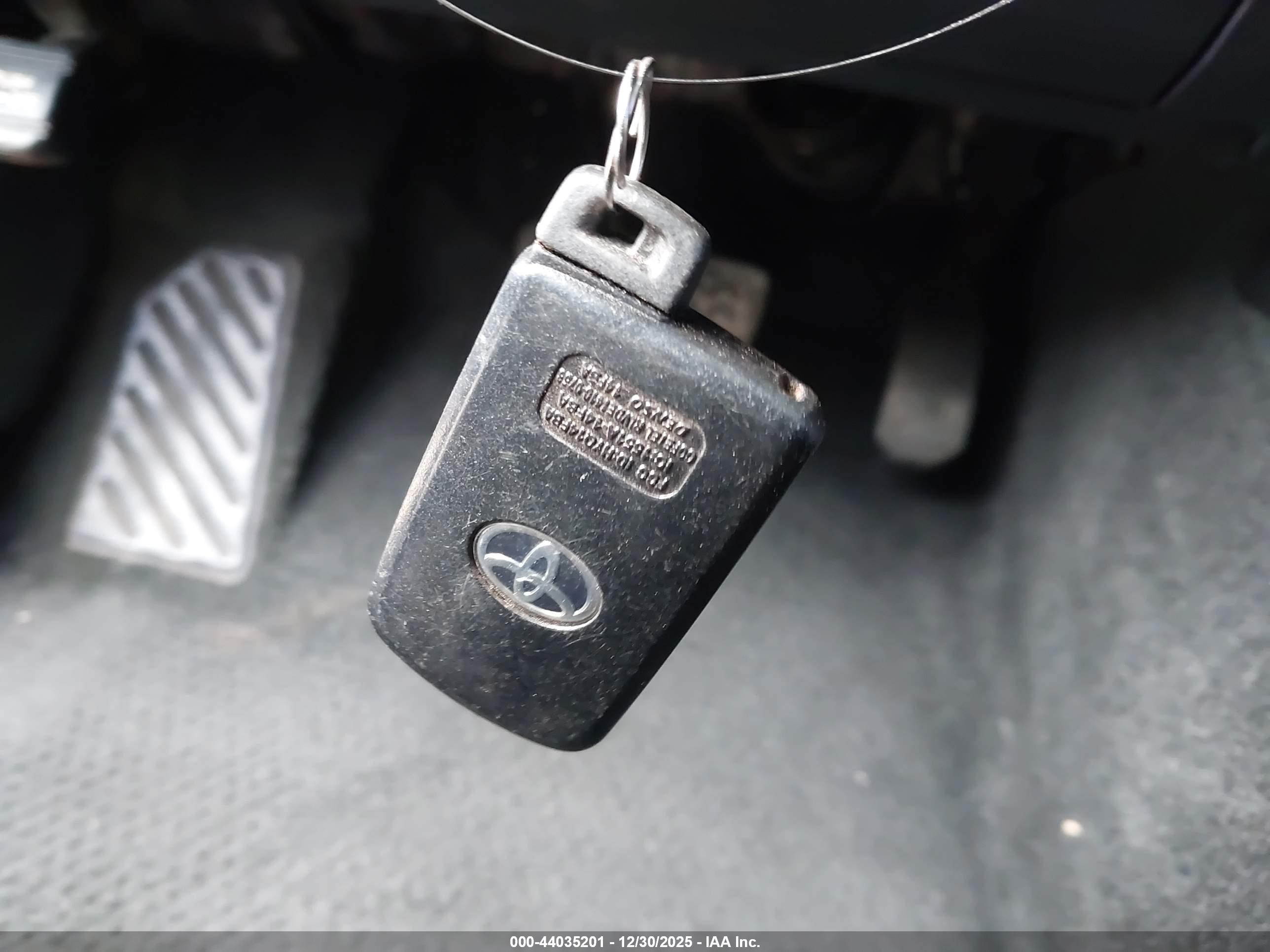 TOYOTA AVALON image 11