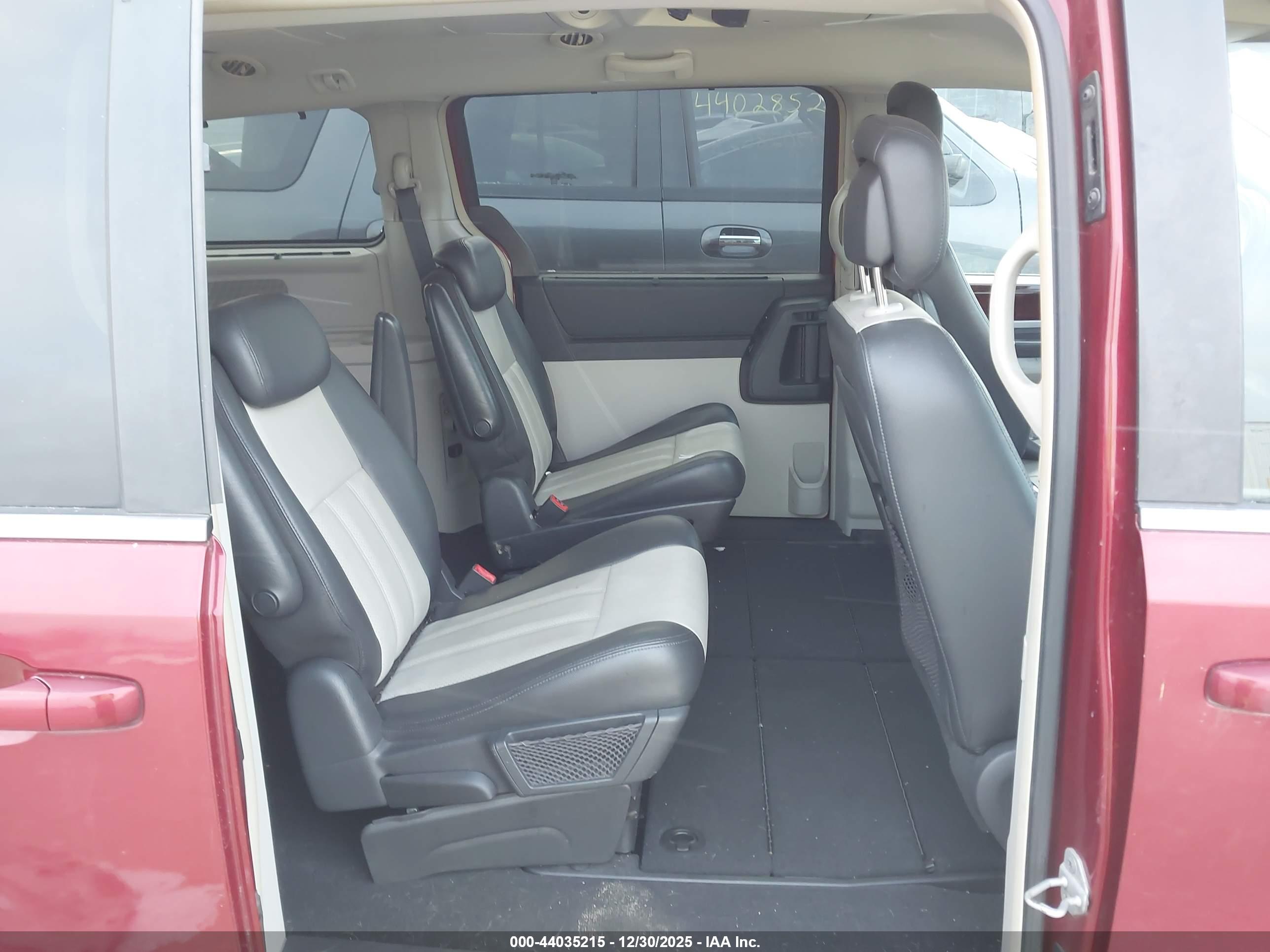 CHRYSLER TOWN image 8