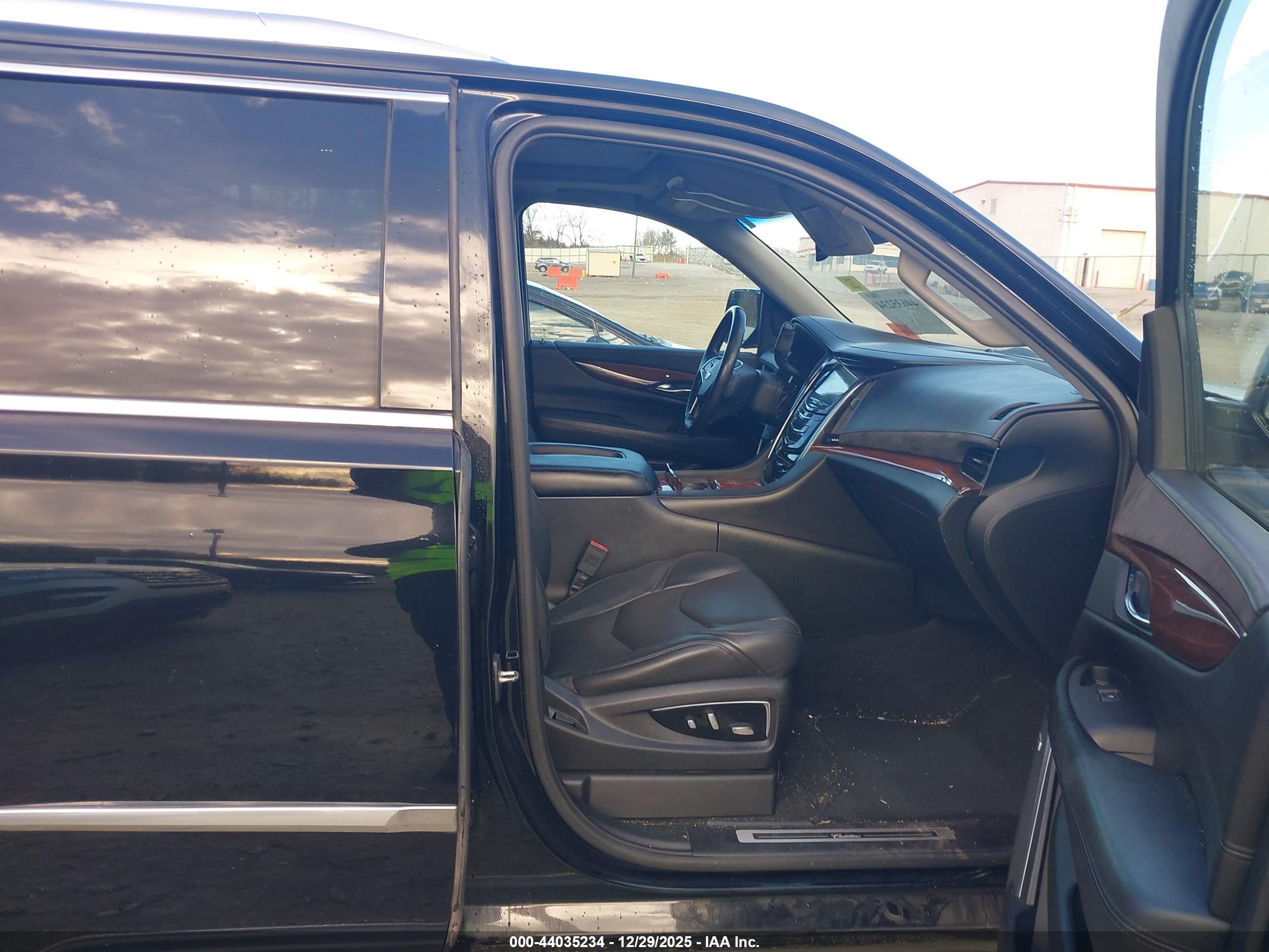 CADILLAC ESCALADE image 5