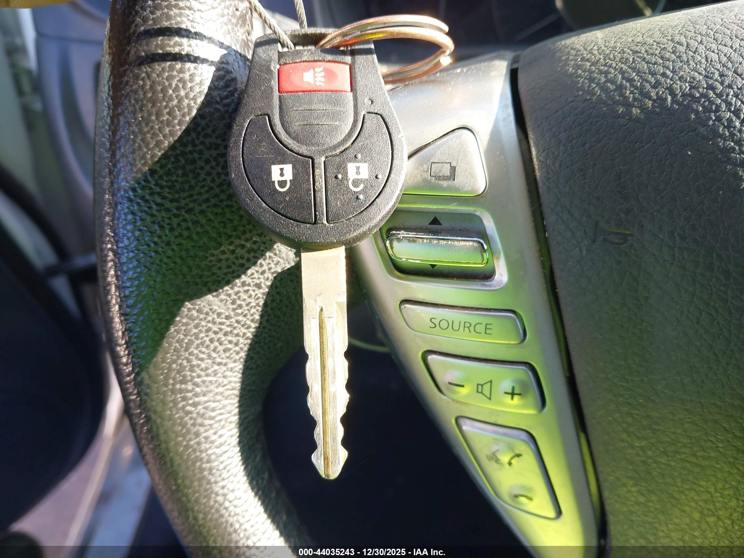 NISSAN VERSA image 11